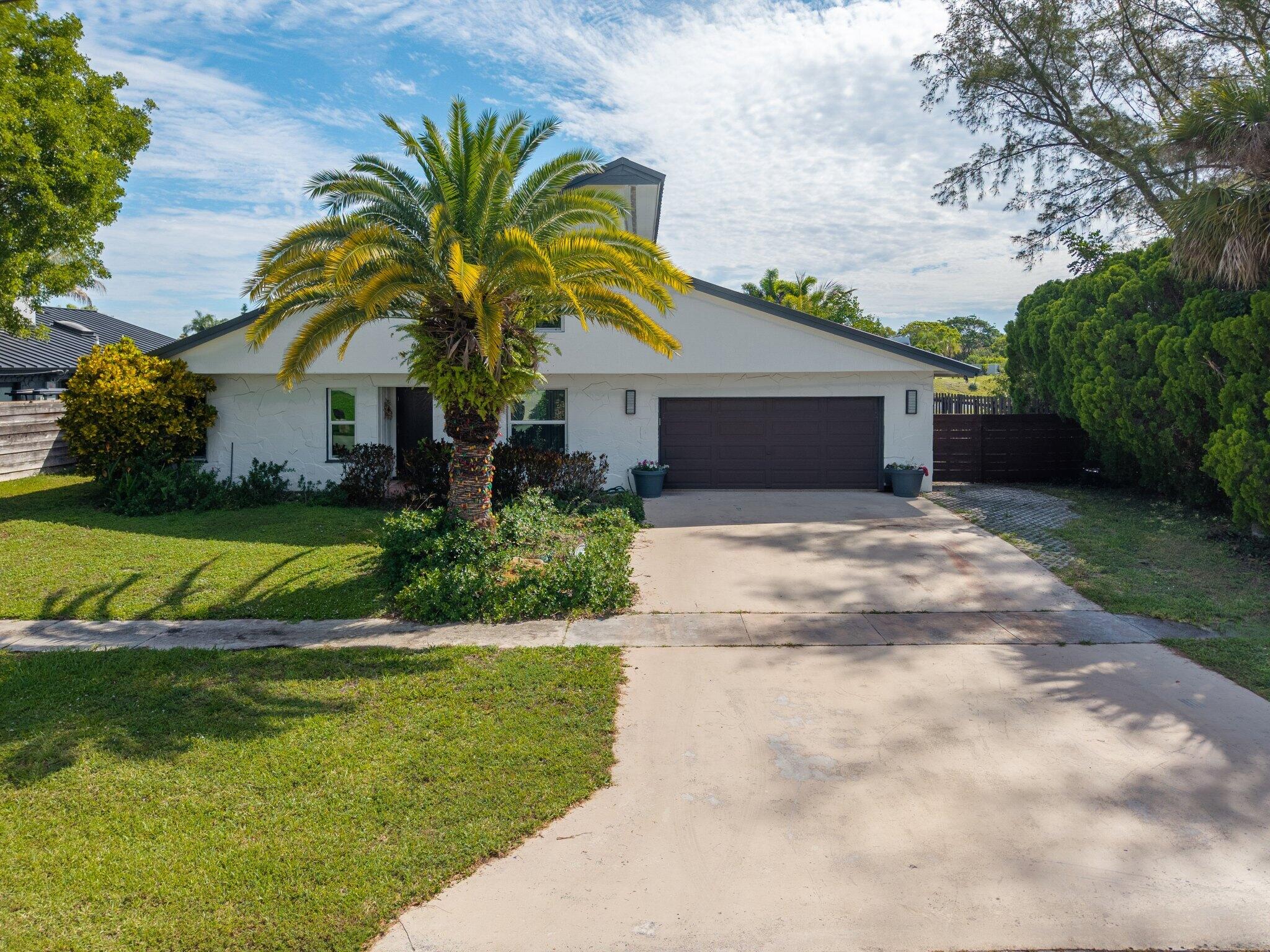 33 Oregon Lane, Boca Raton, FL 33487