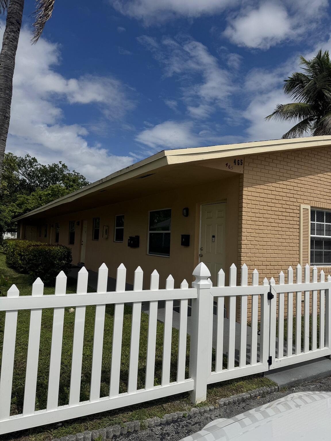 465 NW 40th Court Unit 1-4 — photo