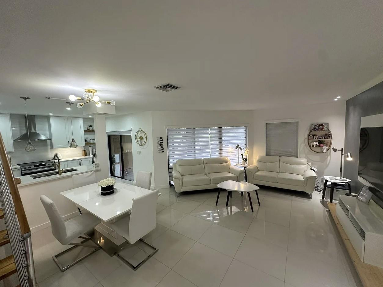8811 W Sunrise Boulevard — photo
