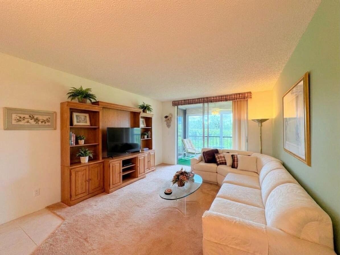 6935 Huntington Lane Unit 404 — photo