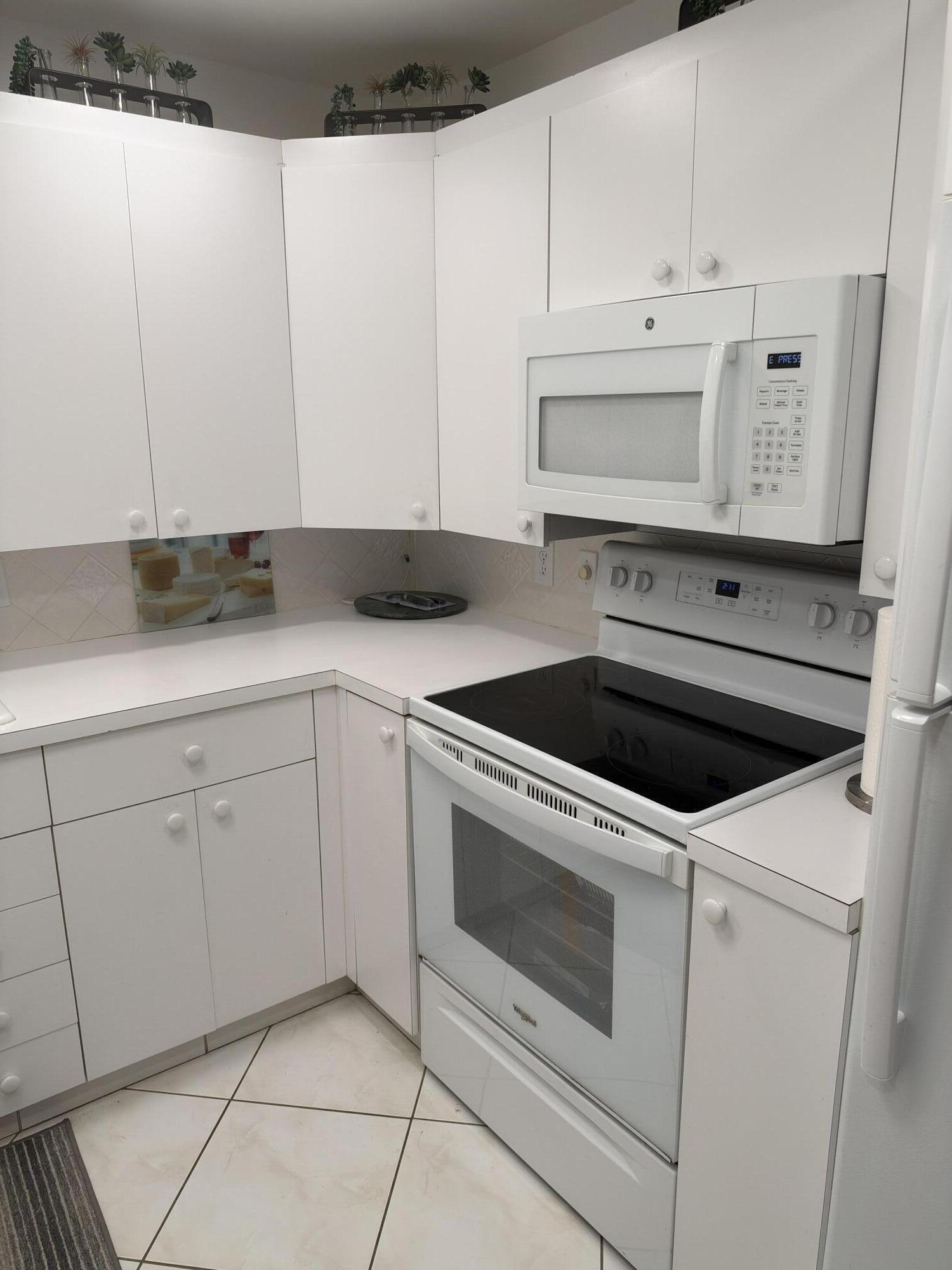 4046 Ainslie C — photo