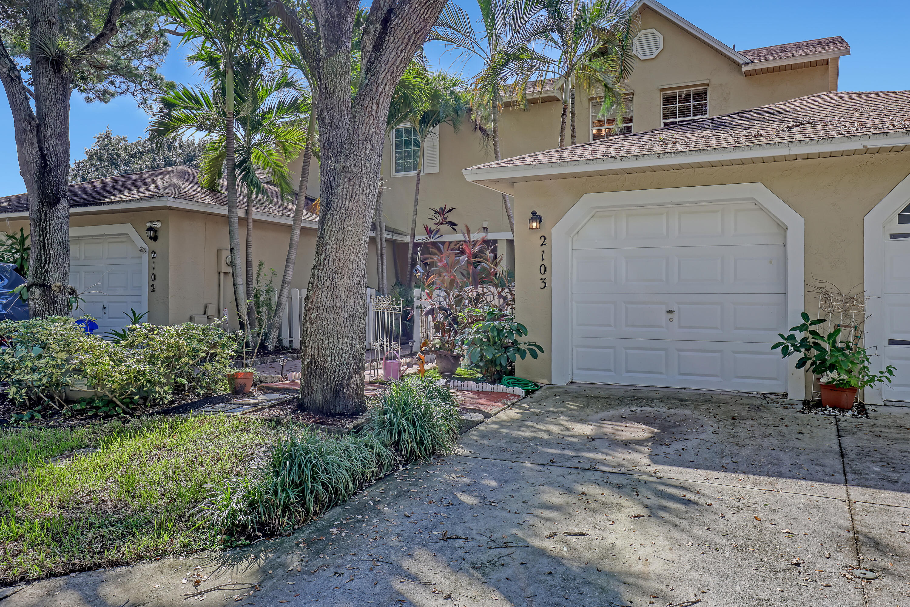 2103 Maplewood Drive — photo