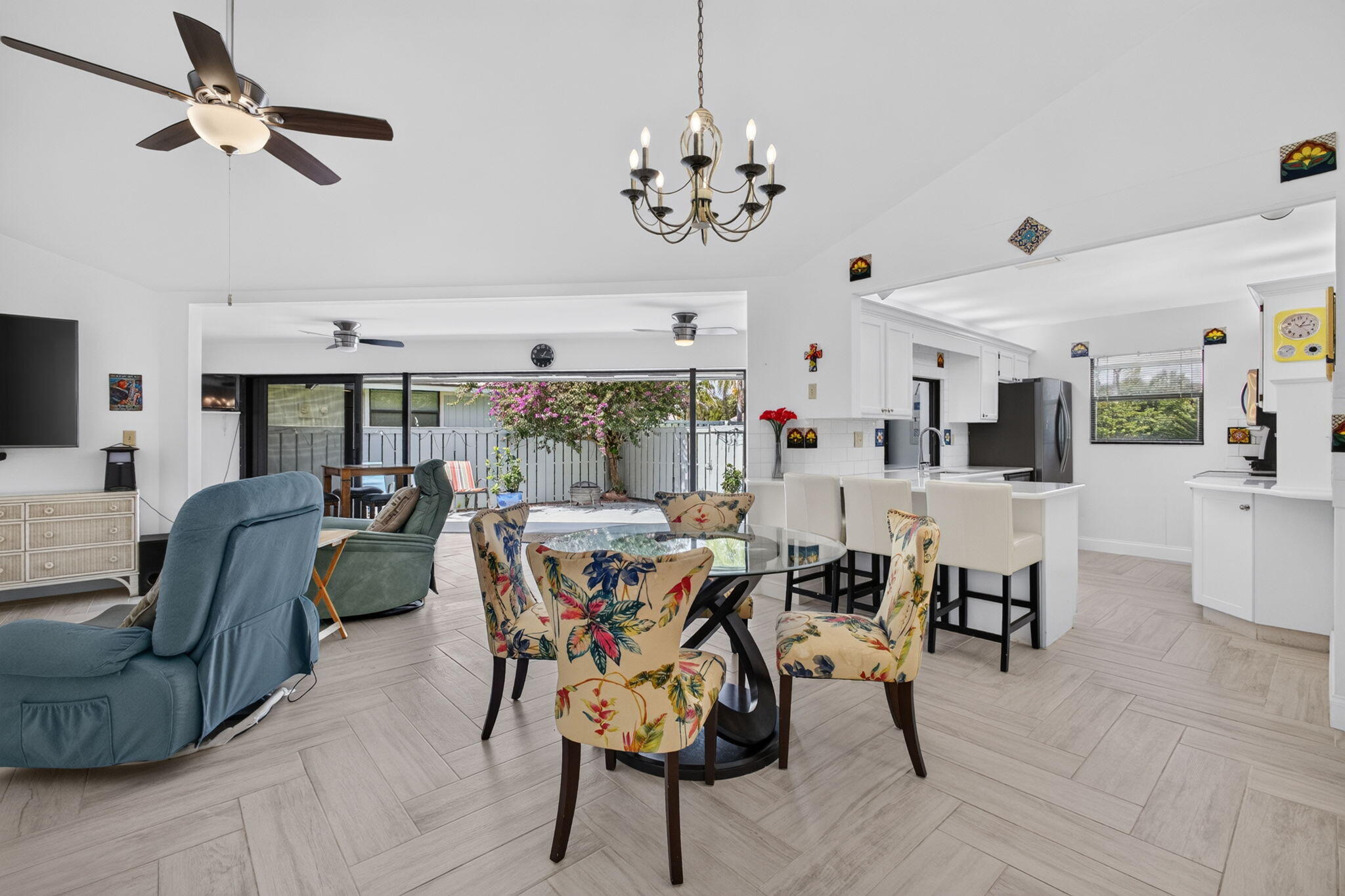 1127 E Seminole Avenue Unit 15D — photo