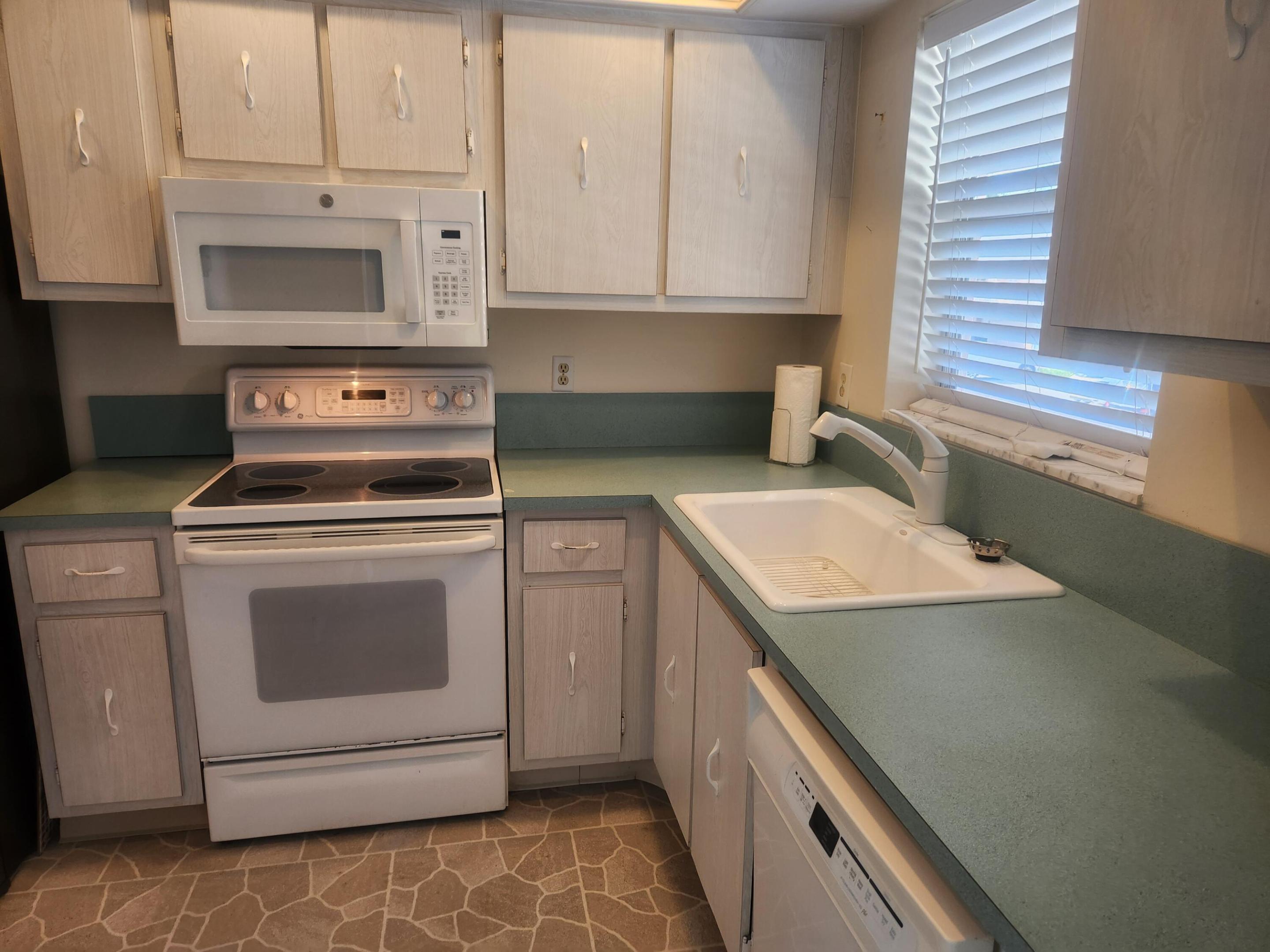 Home in Jupiter, FL 33469 — photo 2