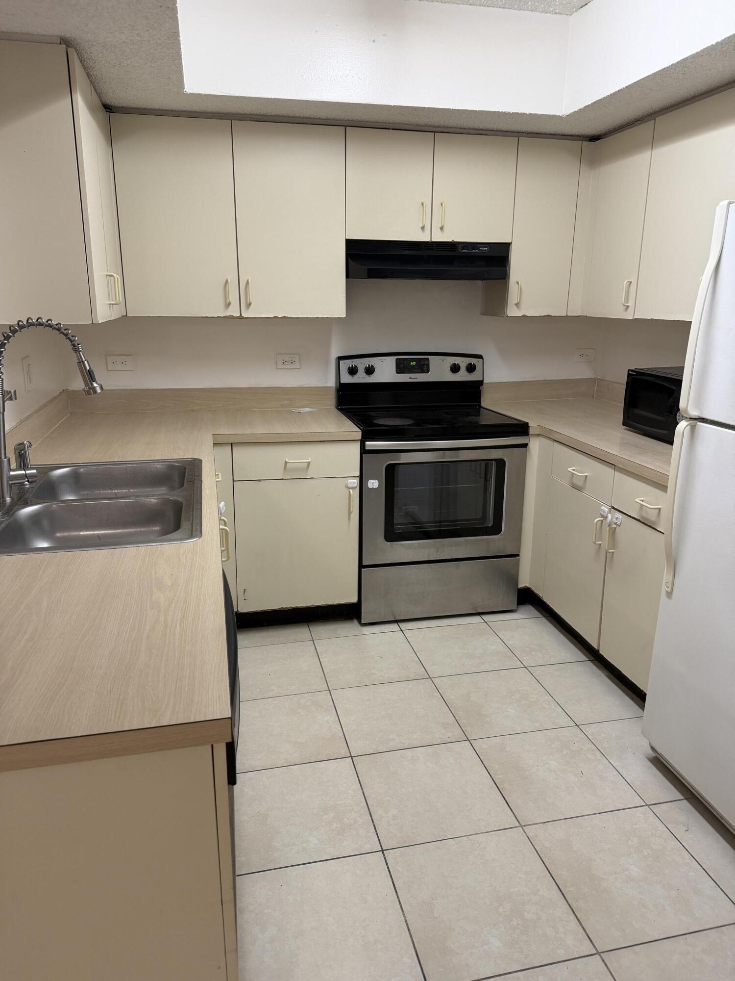 3700 N 56th Avenue Unit 1008 — photo