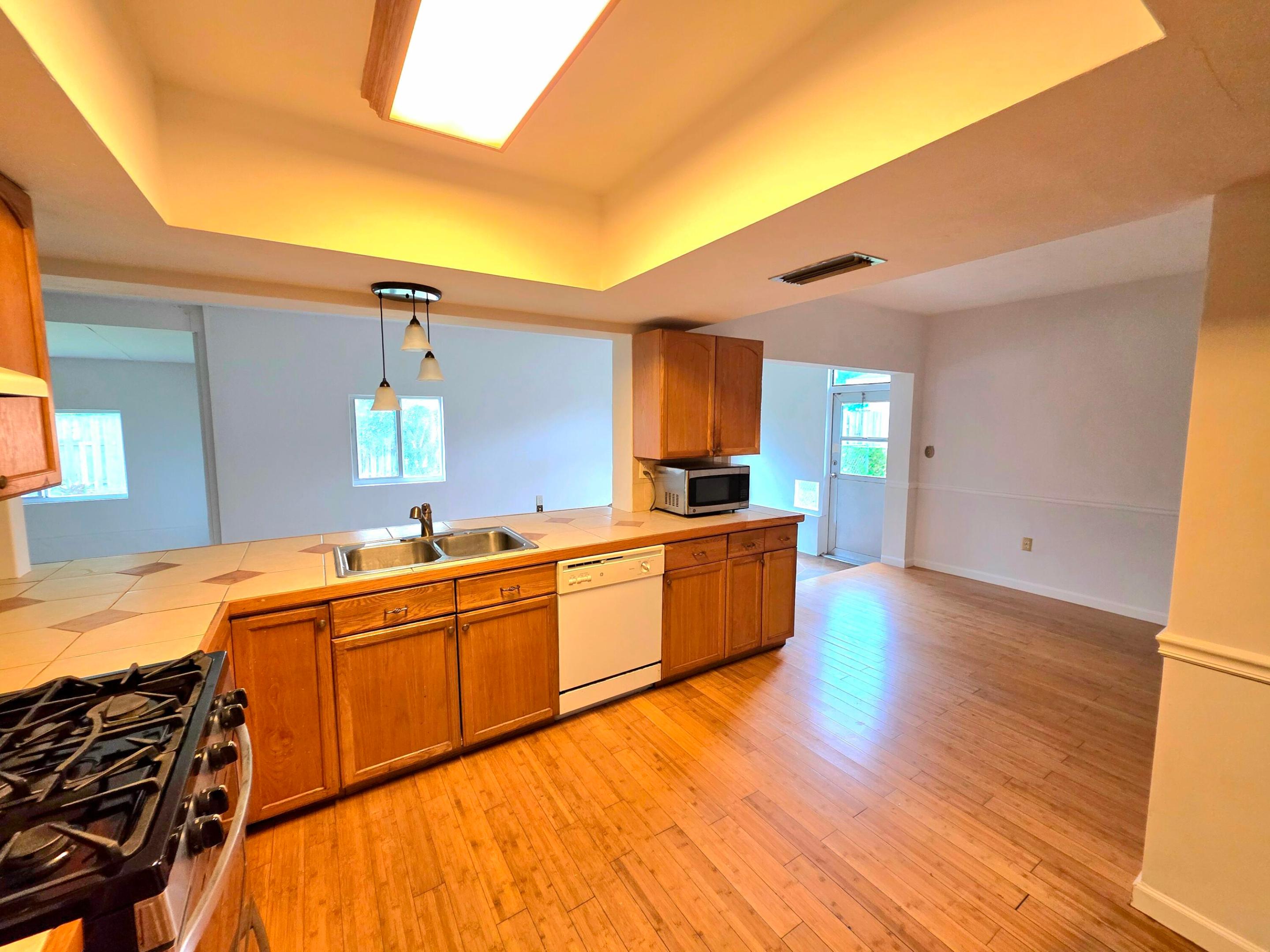 7700 Sunset Strip — photo