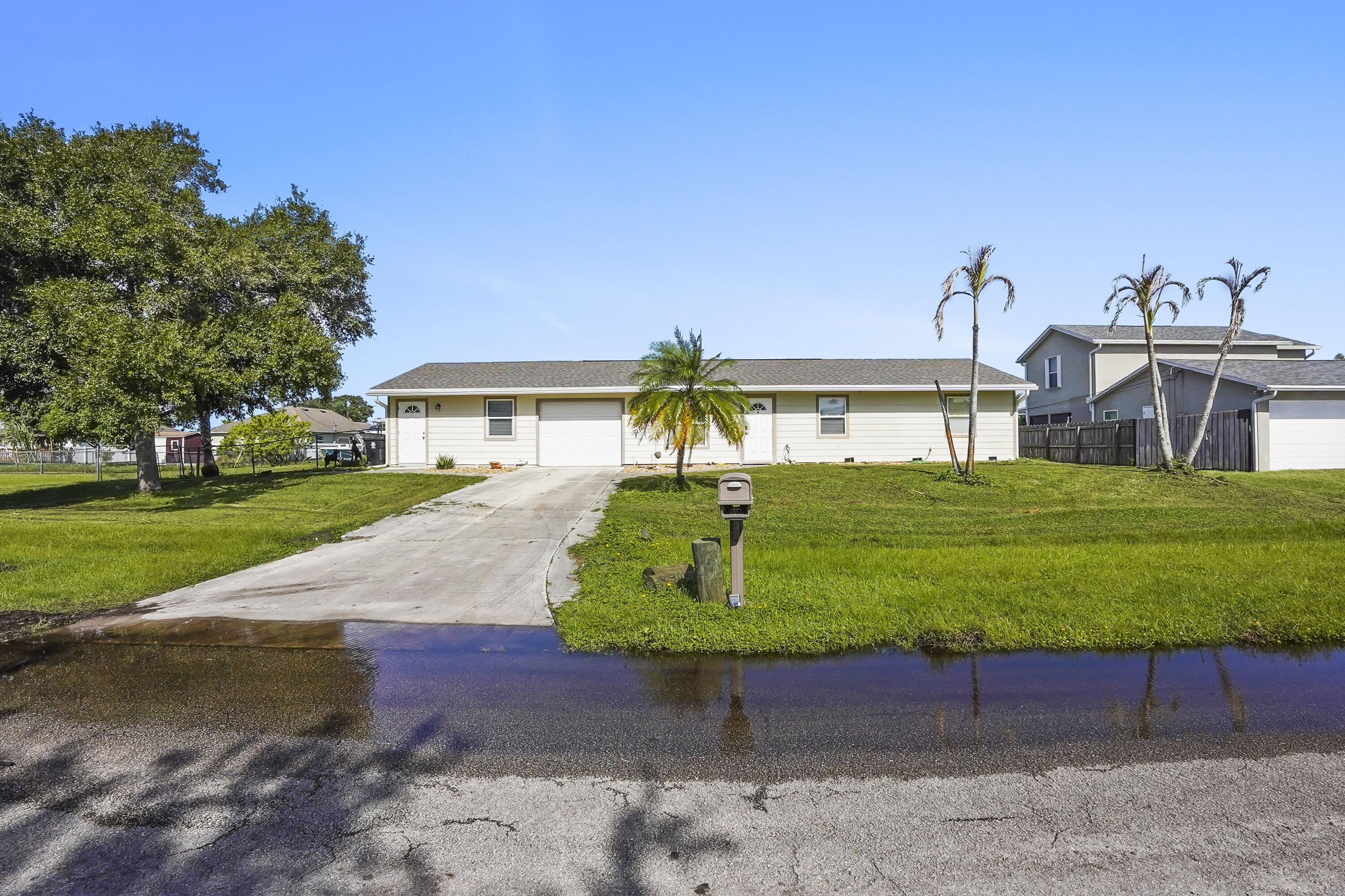 219 SW Holden Terrace — photo