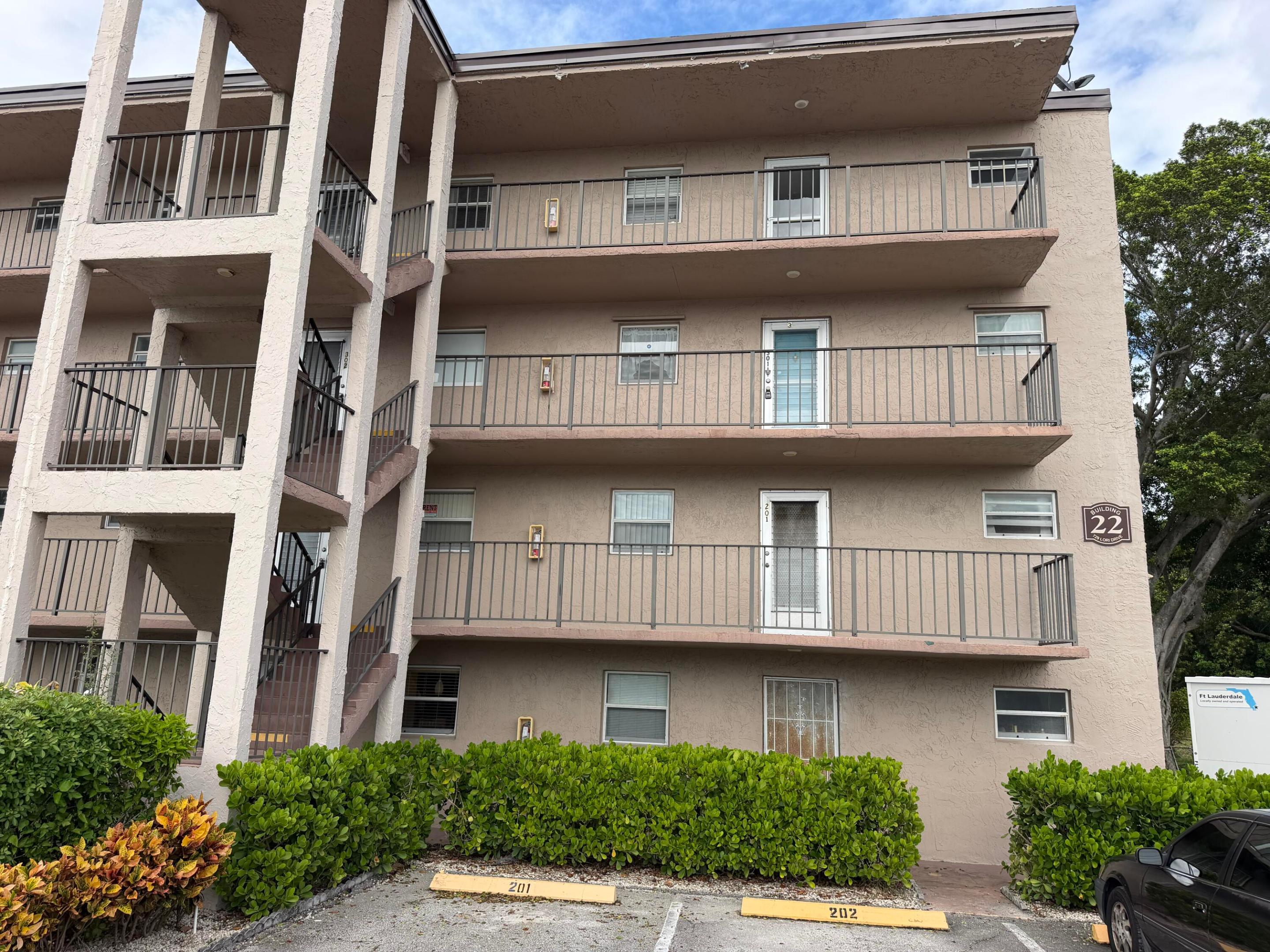 729 Lori Drive Unit 301 — photo