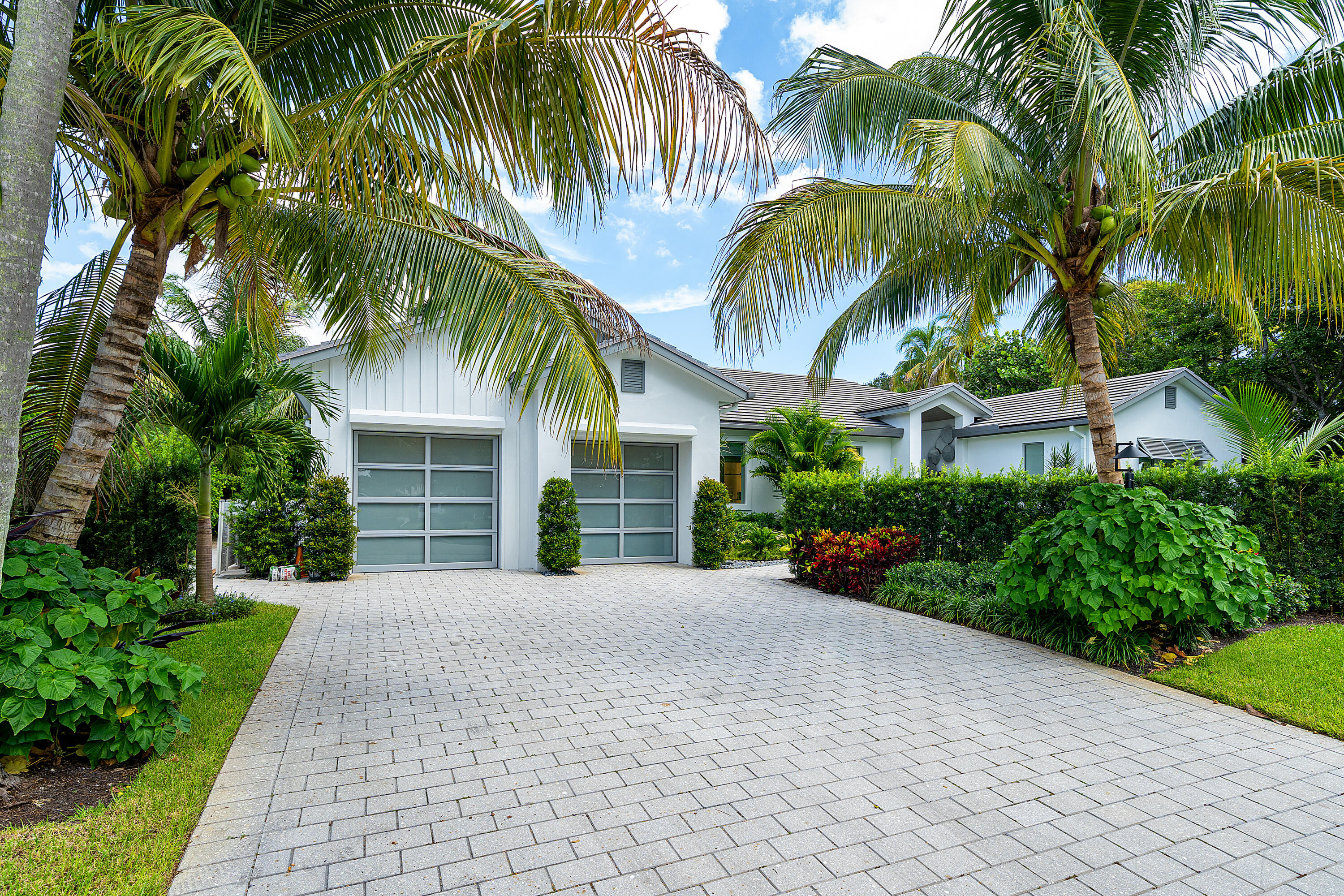 4545 S Lake Drive — photo