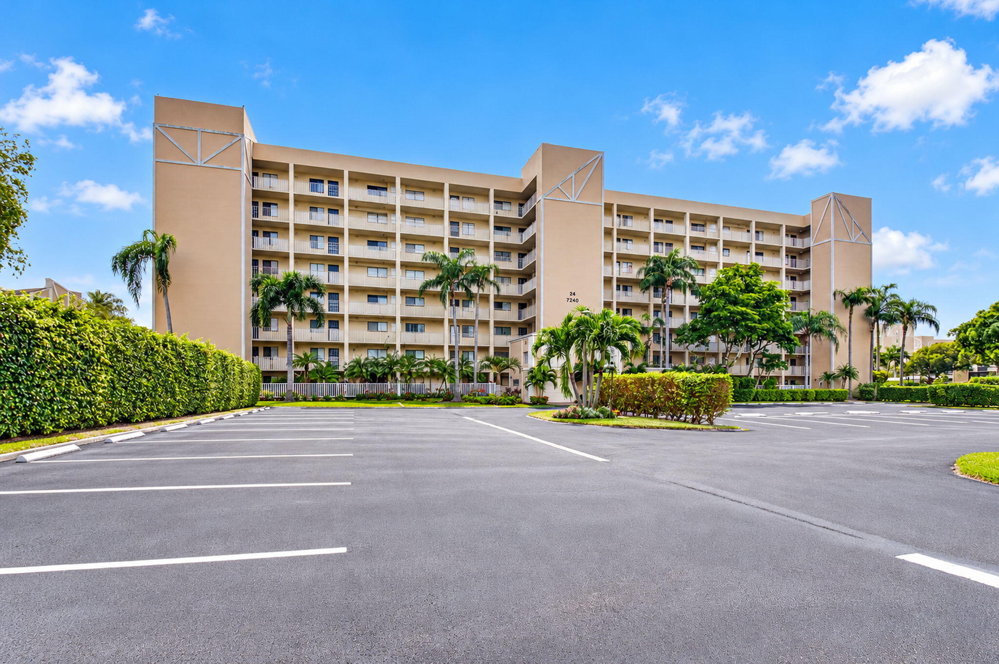 7240 Huntington Lane Unit 806 — photo