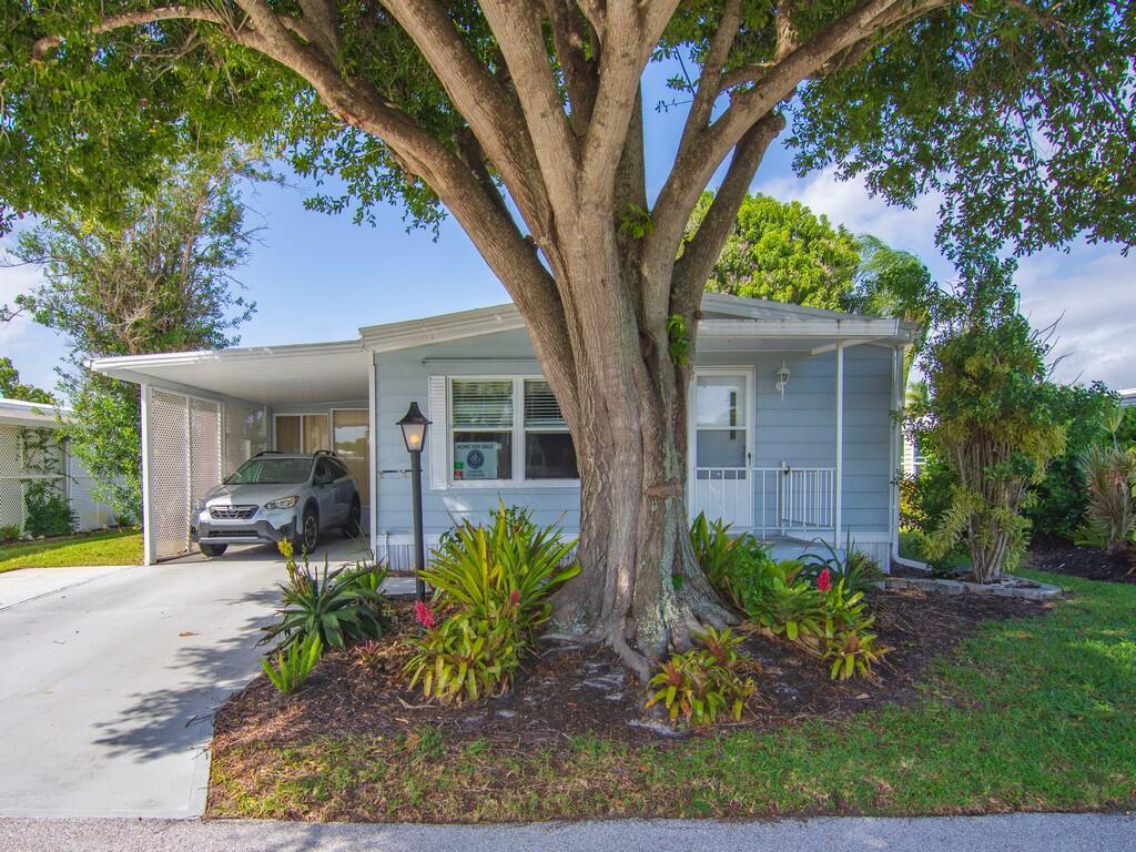 301 NE Moonstone Drive — photo