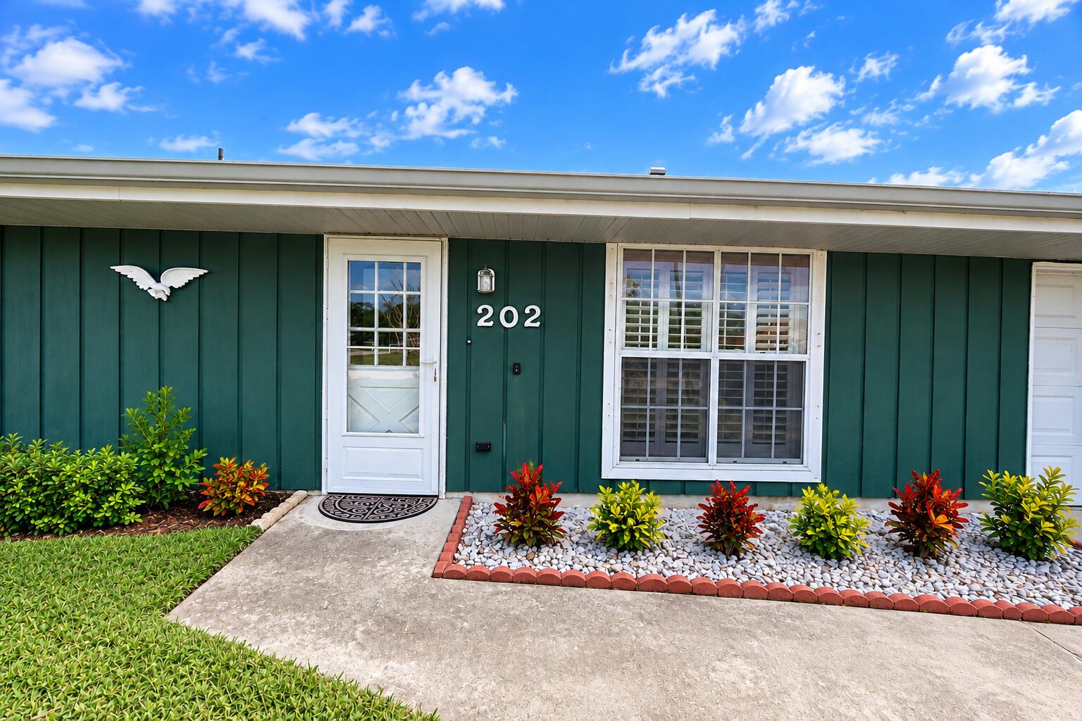 202 SW Oakridge Drive — photo