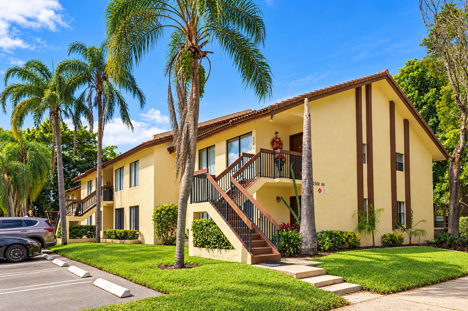 2572 Riverside Drive Unit 413 — photo
