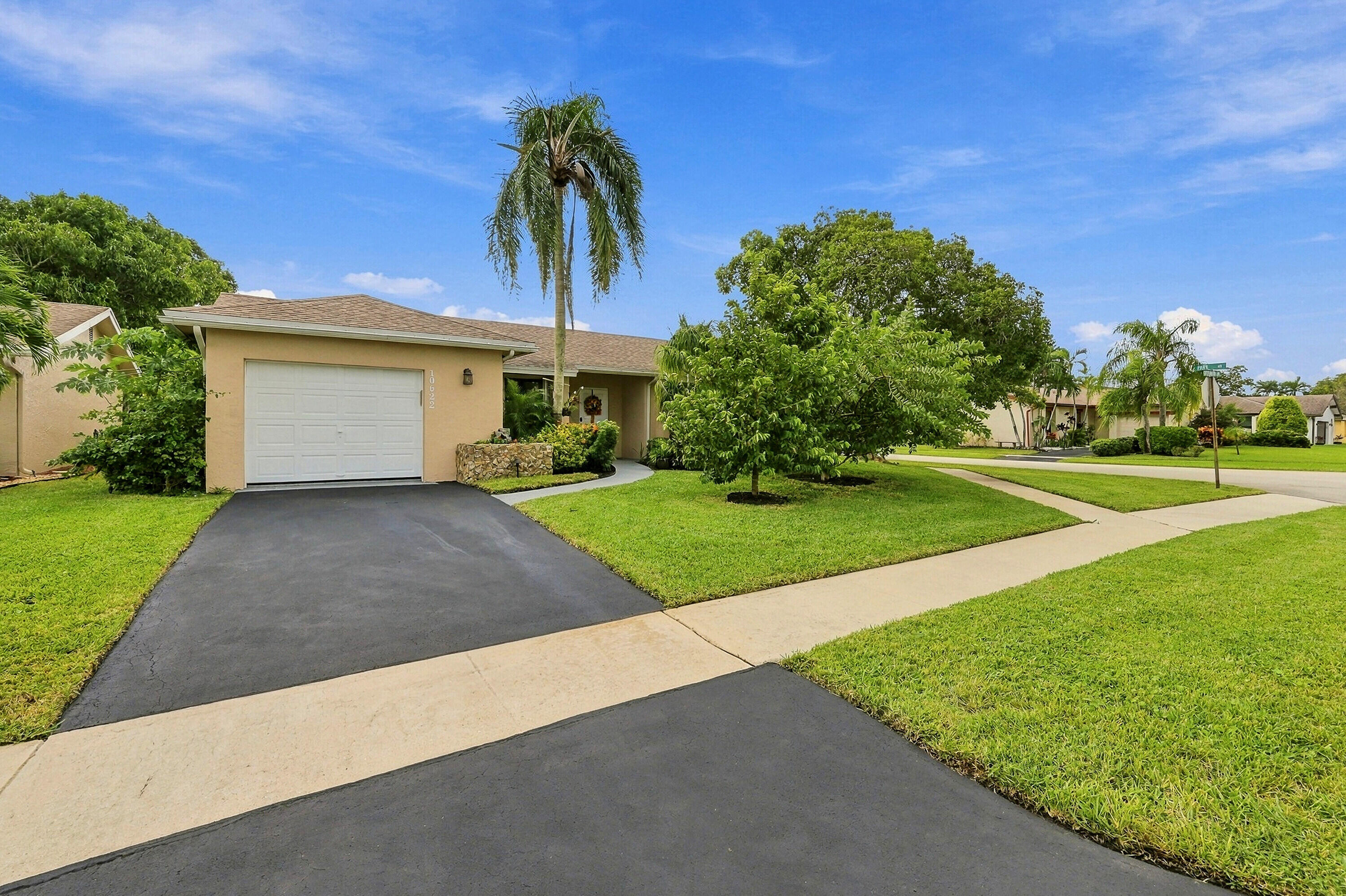 10622 Greenbriar Court — photo