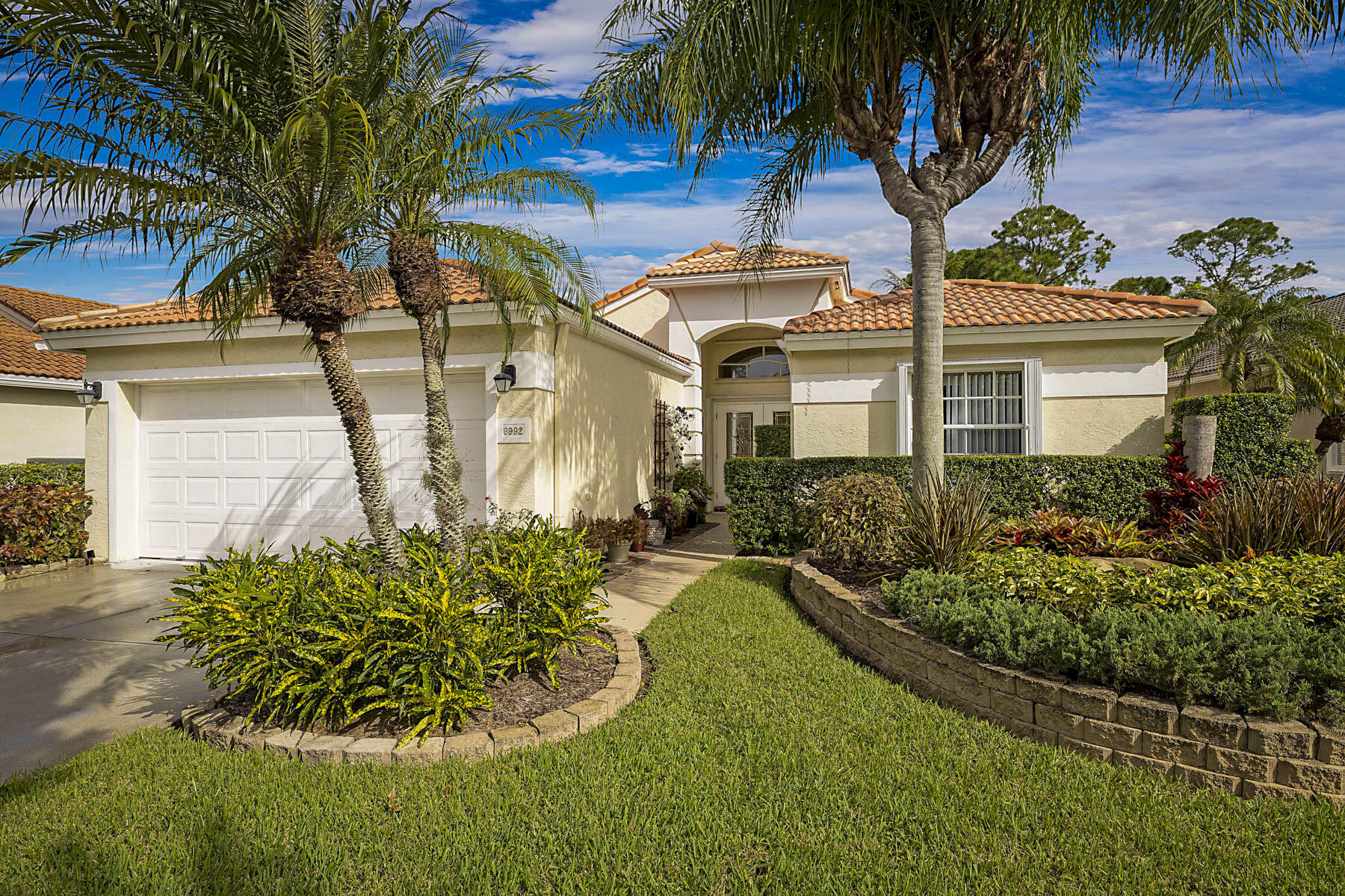 6992 SE Twin Oaks Circle SE — photo