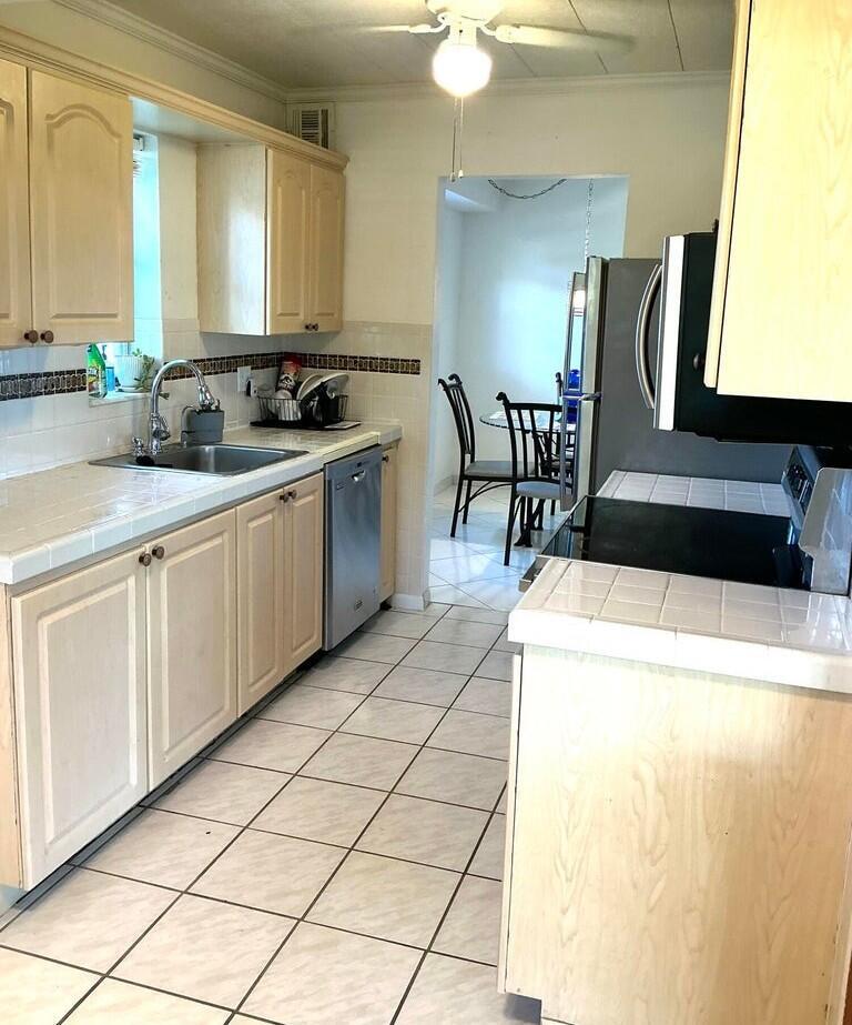 8000 Lagos De Campo Boulevard 204 - a — photo