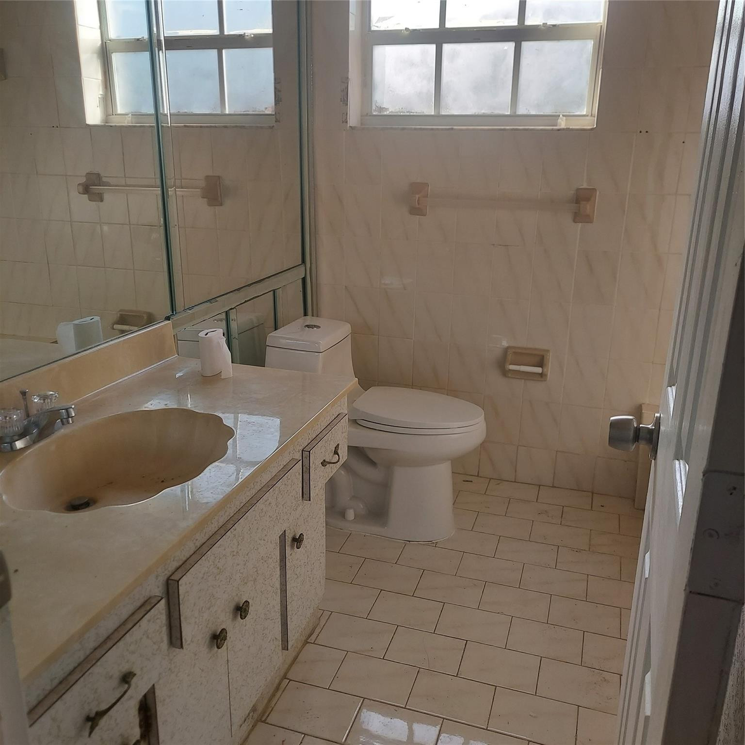 Home in Lauderdale Lakes, FL 33311 — photo 2