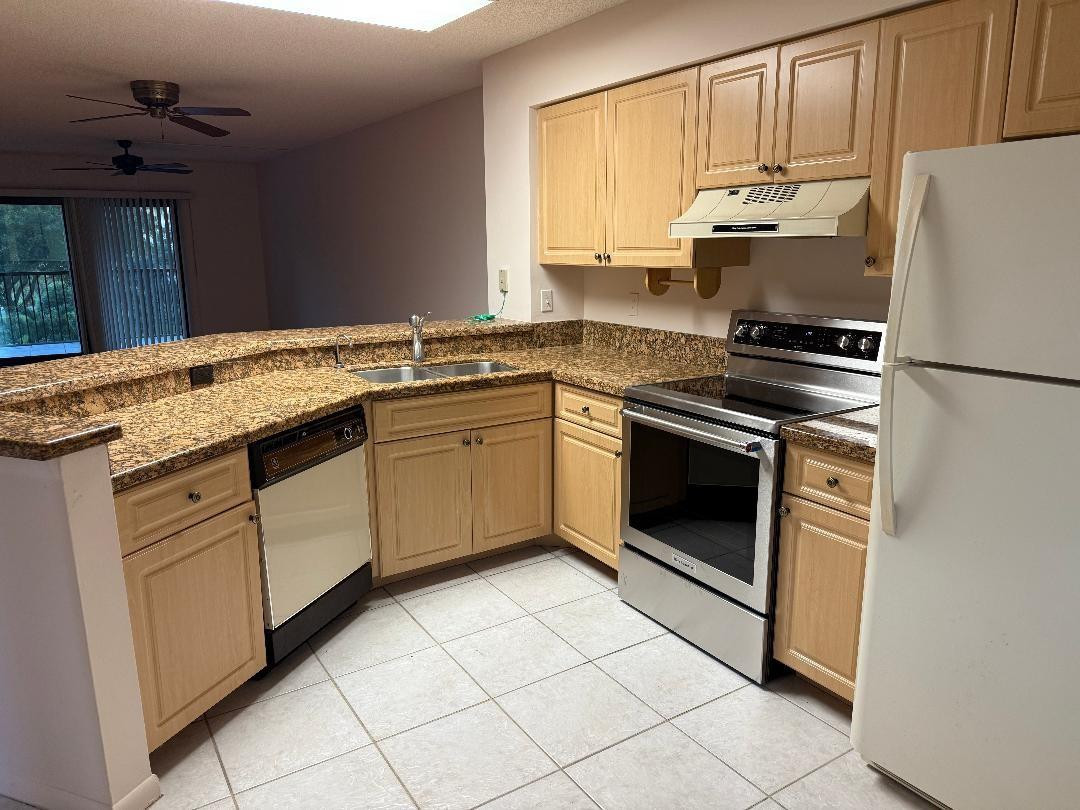 2205 S Cypress Bend Drive 307 — photo