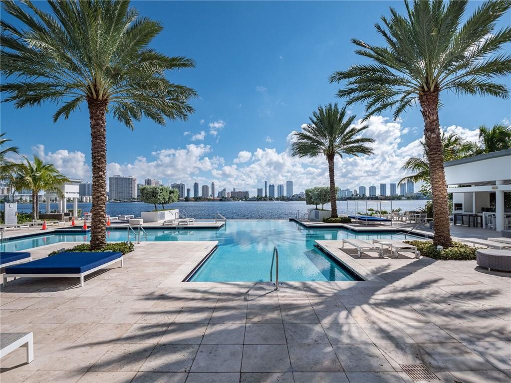 17111 Biscayne Boulevard 2105 + 1 Boat Slip 100 Ft — photo