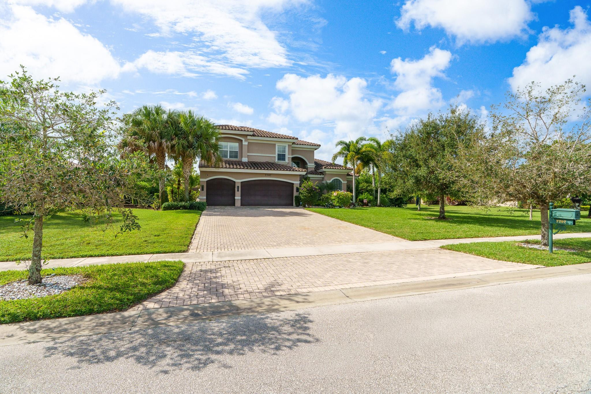 7797 Maywood Crest Drive — photo
