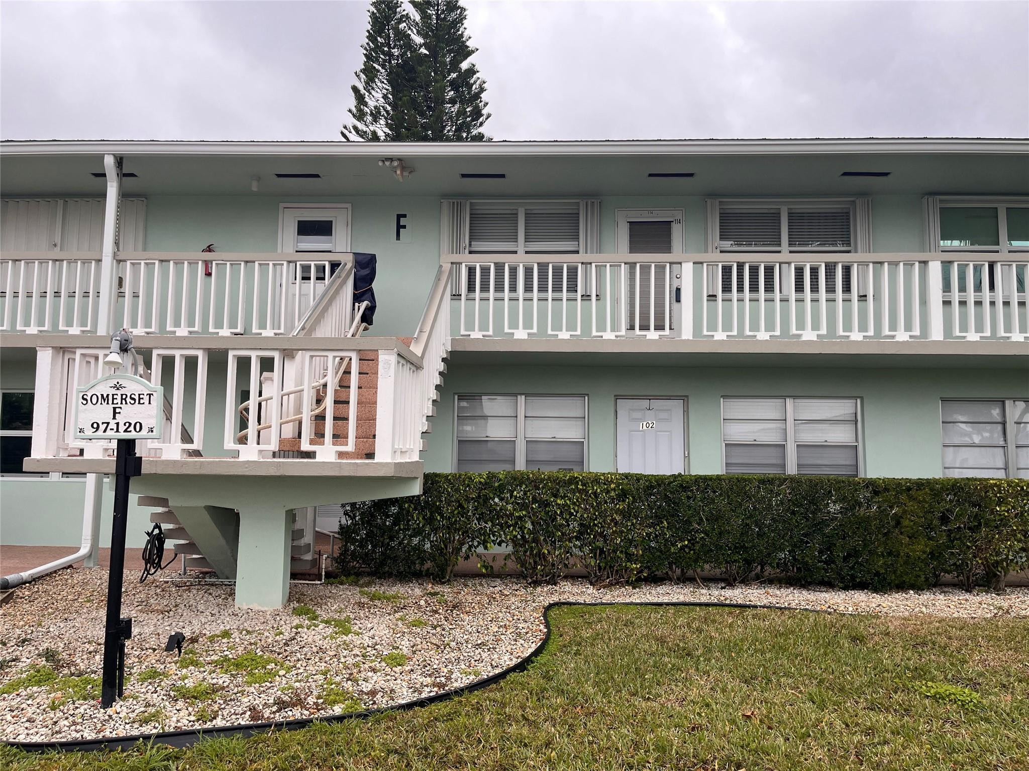 102 Somerset F 102 — photo