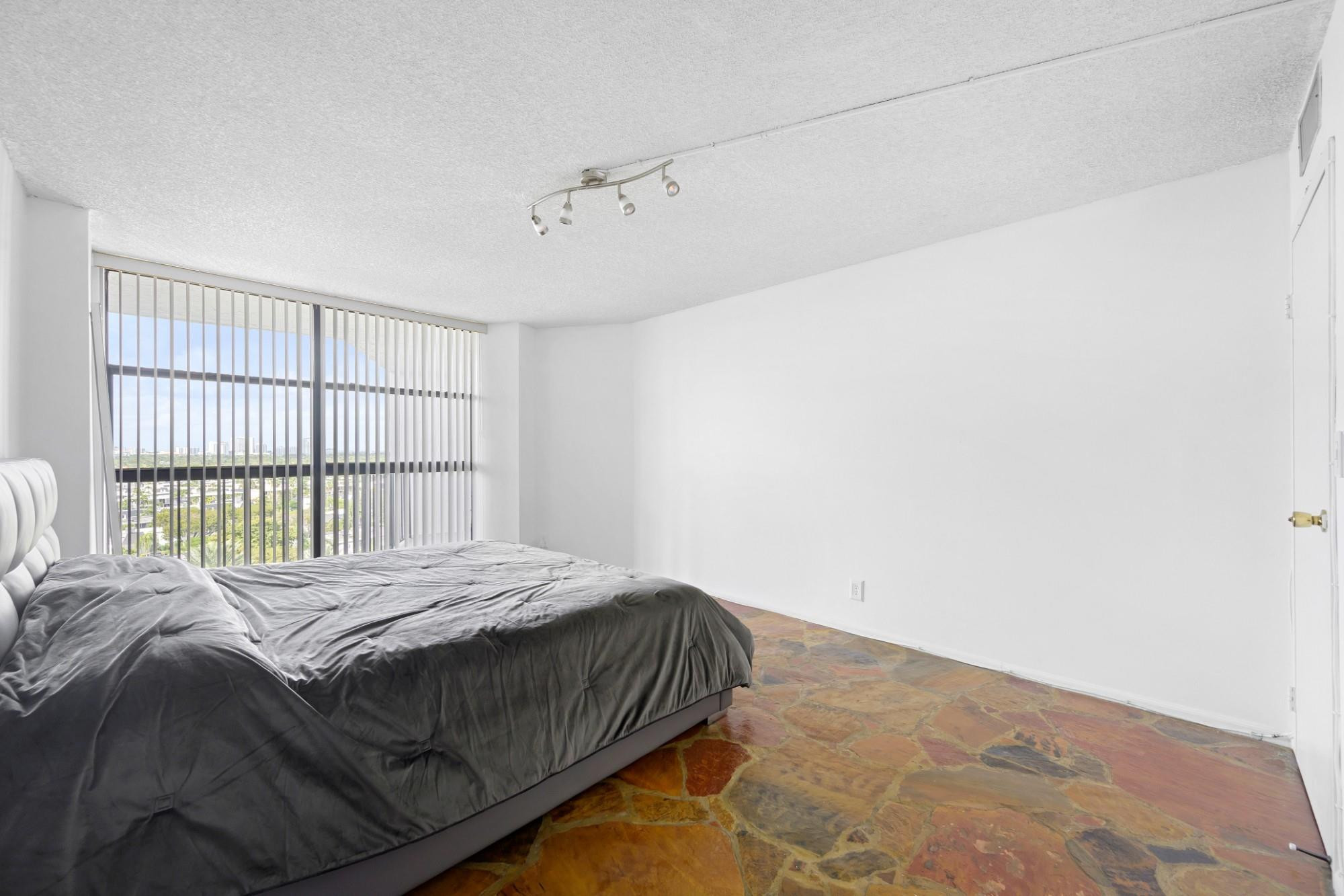 600 Parkview Drive 1111 (Ph11) — photo
