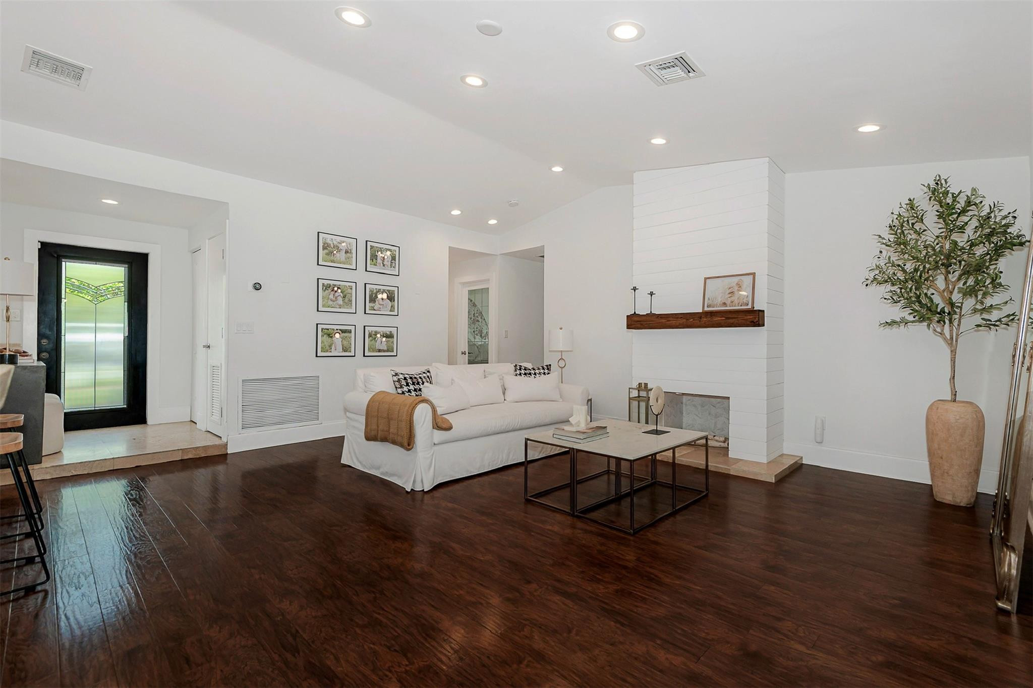 Home in Miami, FL 33183 — photo 2