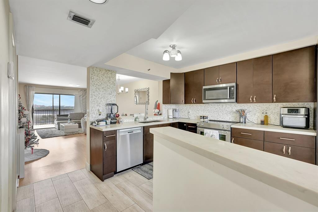2200 S Cypress Bend Drive 905 — photo