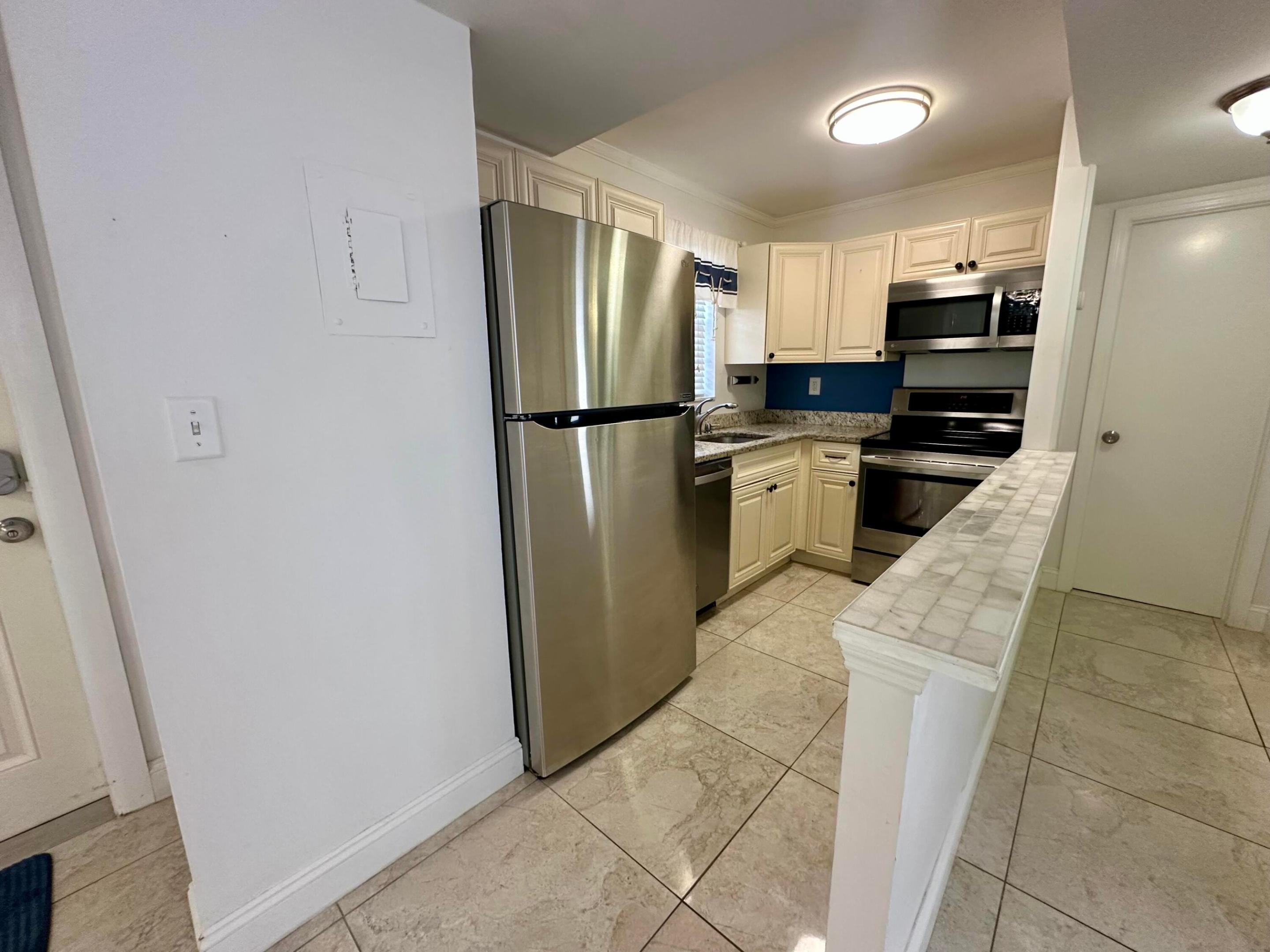 1810 New Palm Way 417 — photo