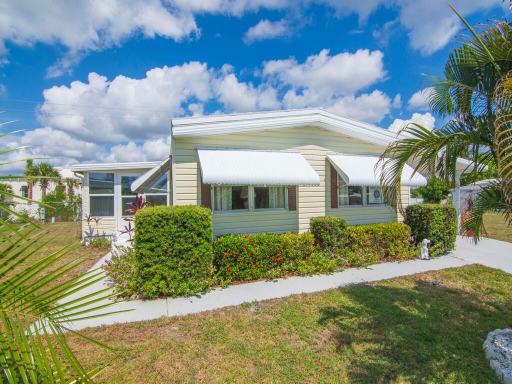 196 NE Emerald Drive — photo