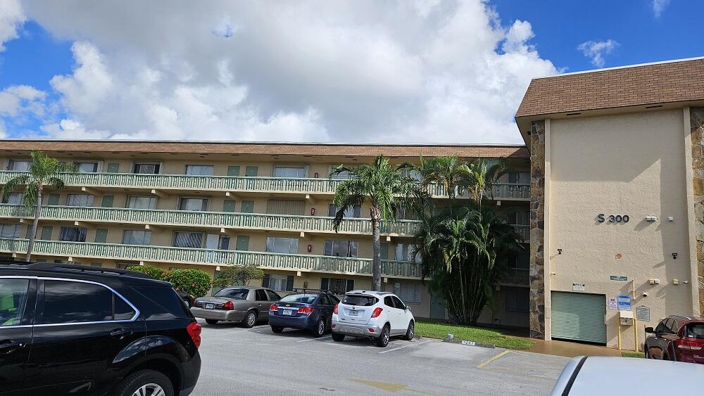 300 Village Green Circle S 209 — photo