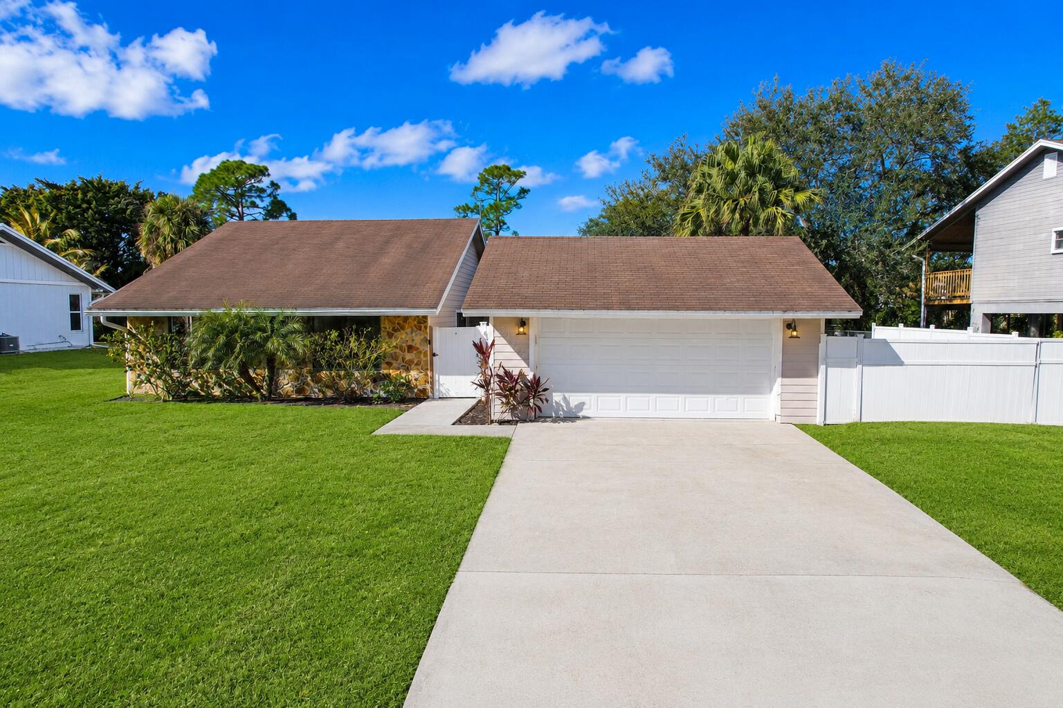 8074 SE River Lane — photo