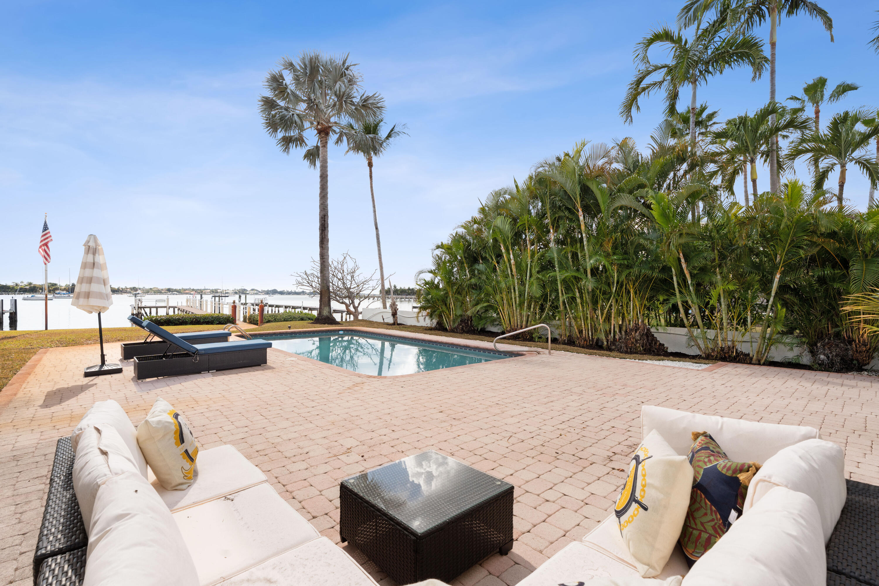 114 S Lake Drive — photo
