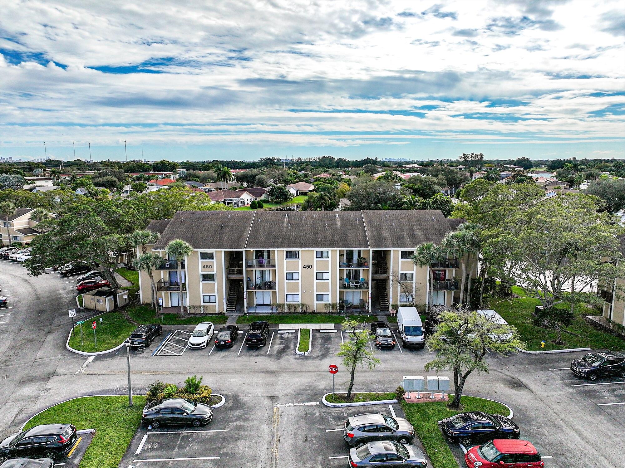 450 Palm Circle 106 — photo