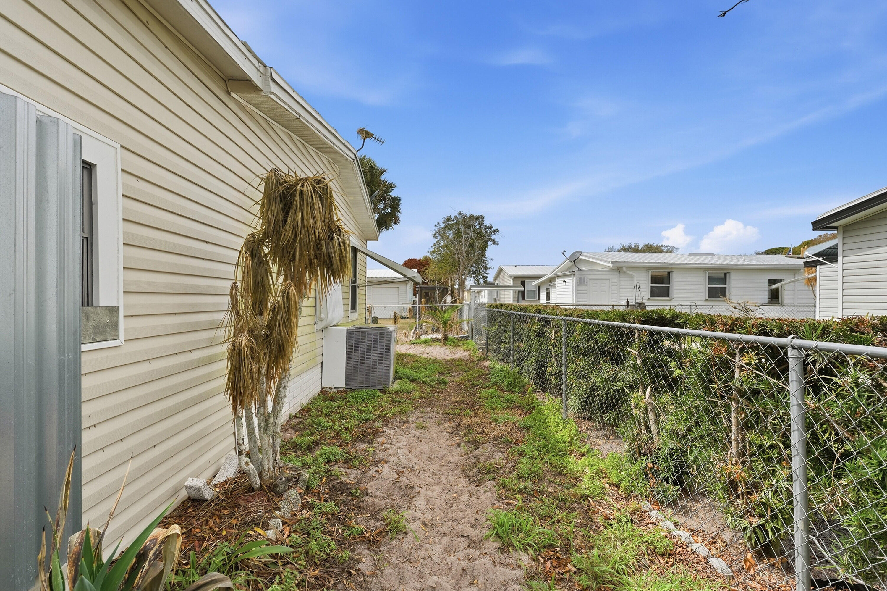 566 Dolphin Circle — photo