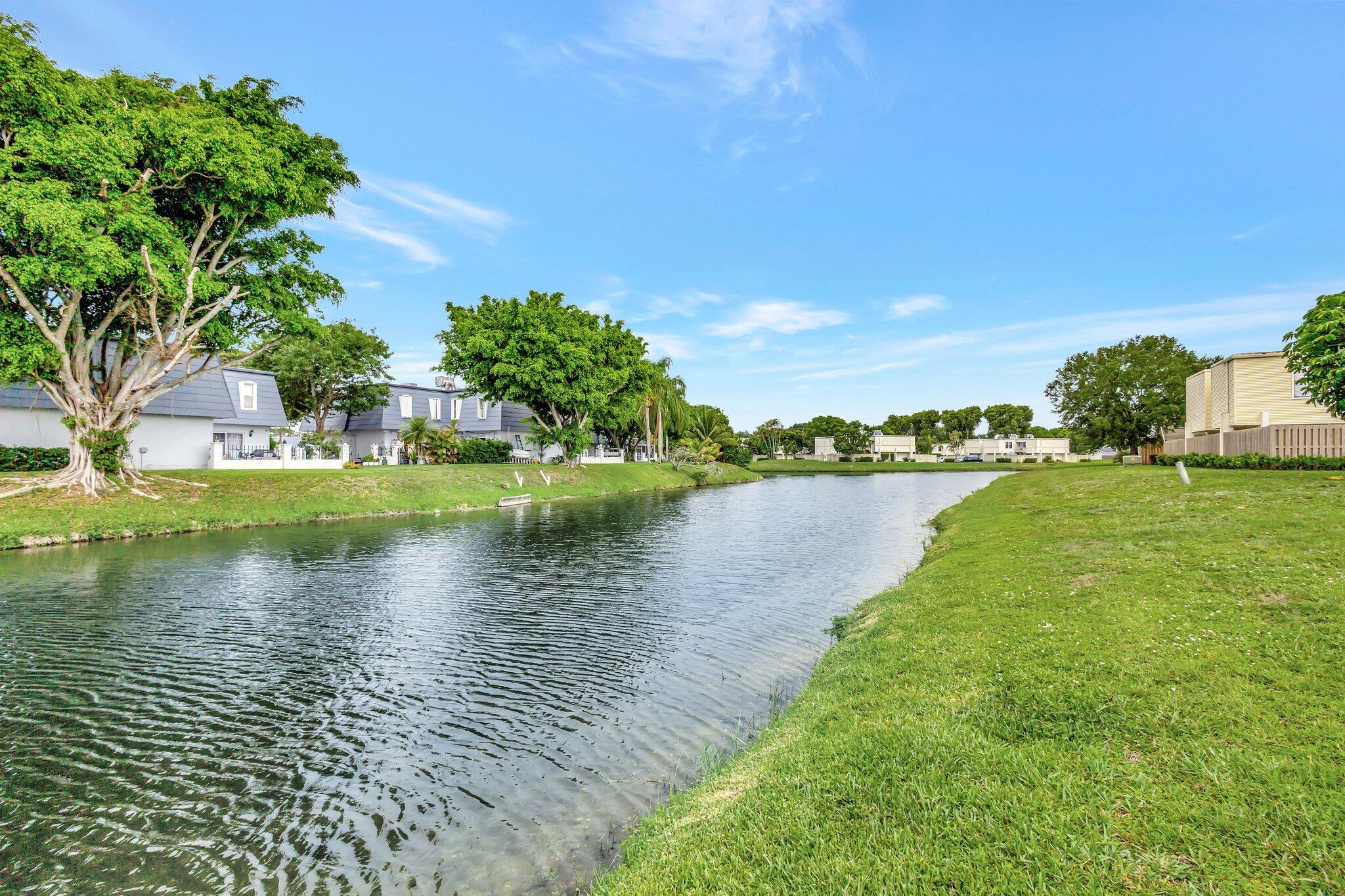1586 Shaker Circle — photo