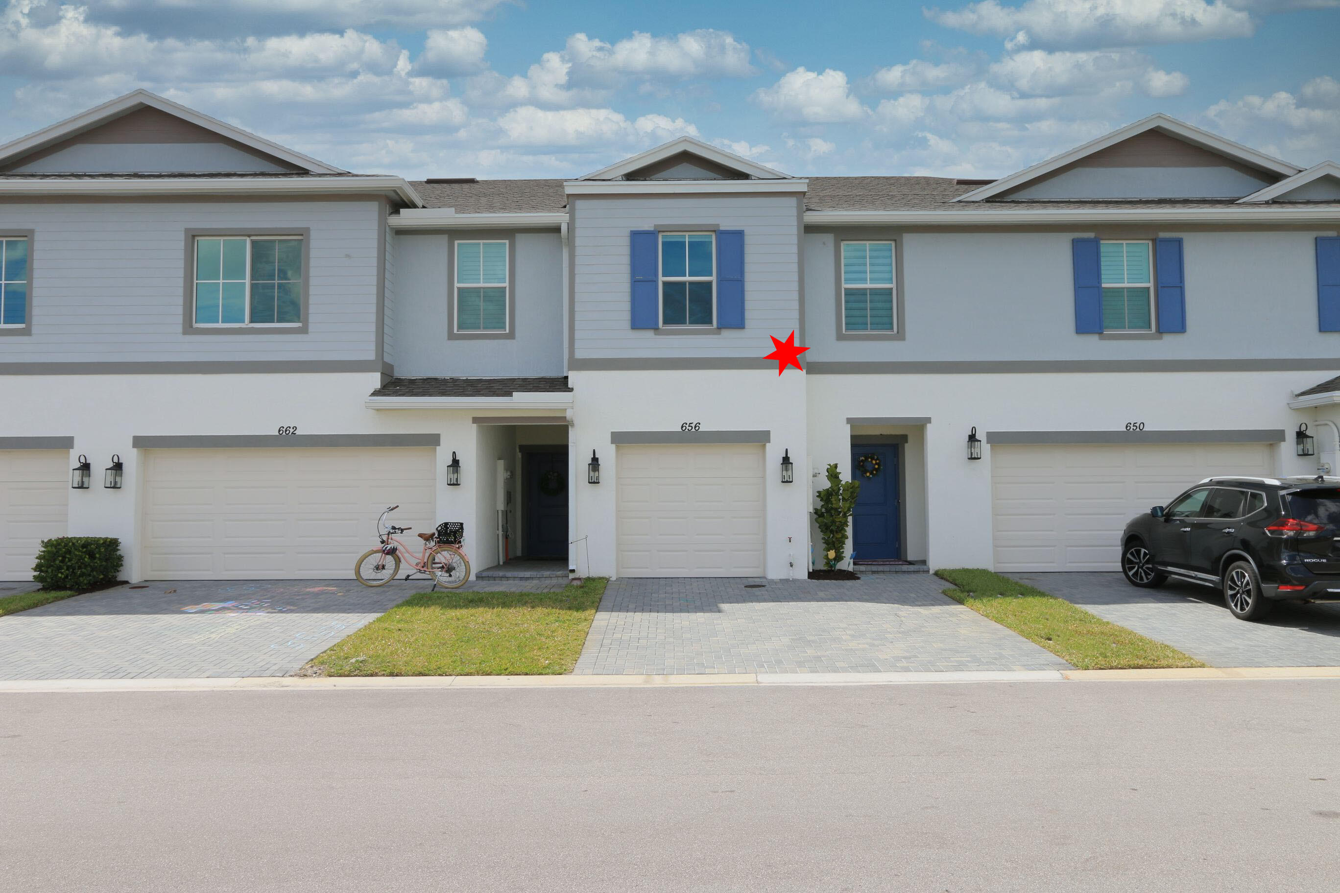 656 NE Waters Edge Lane — photo