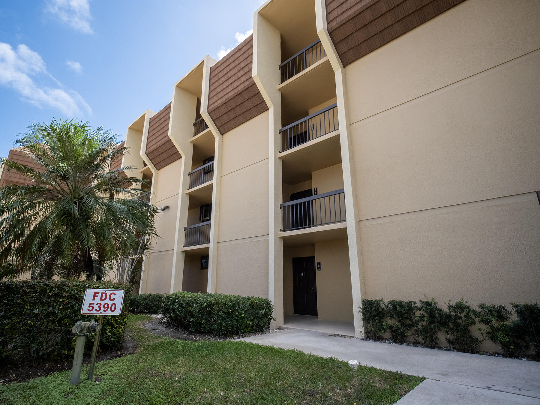 5390 Woodland Lakes Drive 104 — photo