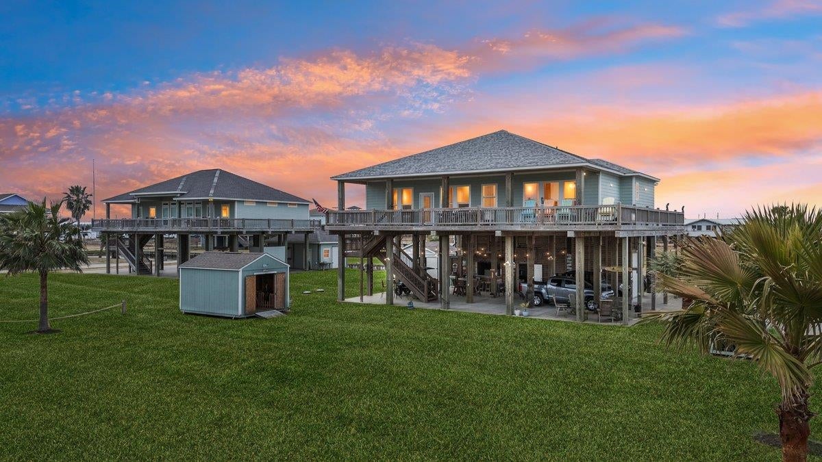 945 Gulfview Dr. — photo