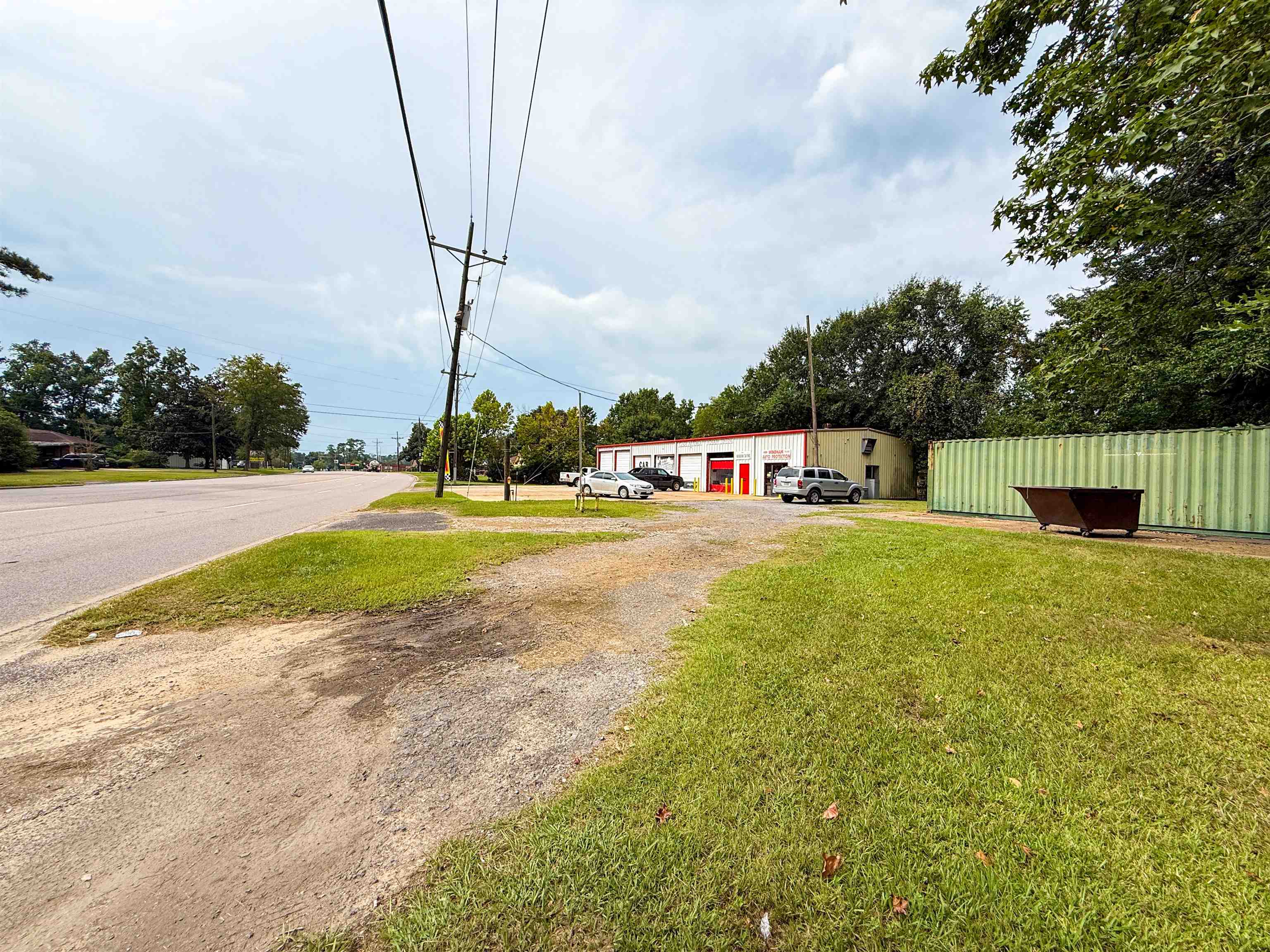 2105 N Main — photo