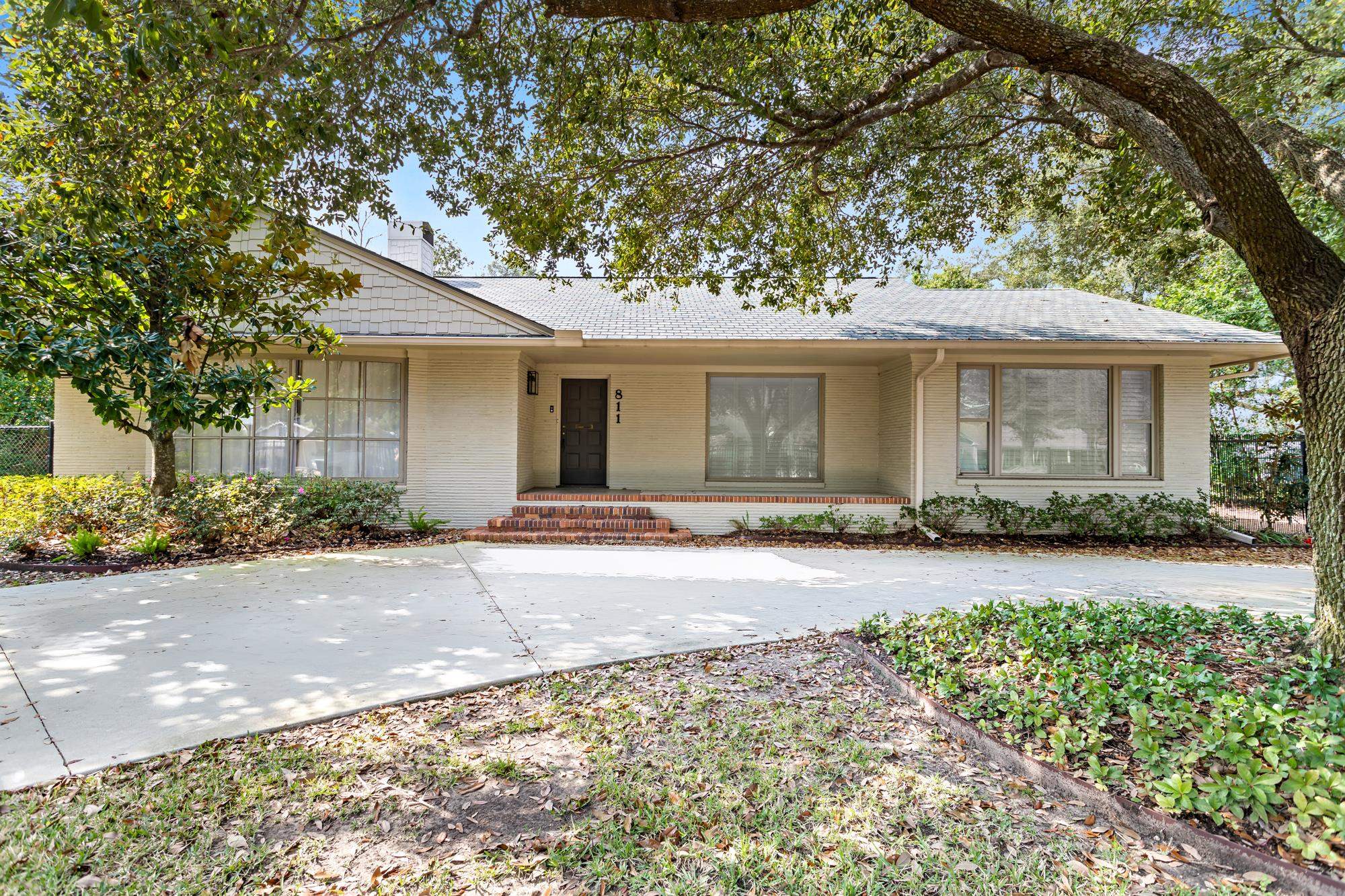 811 W Lucas Dr — photo