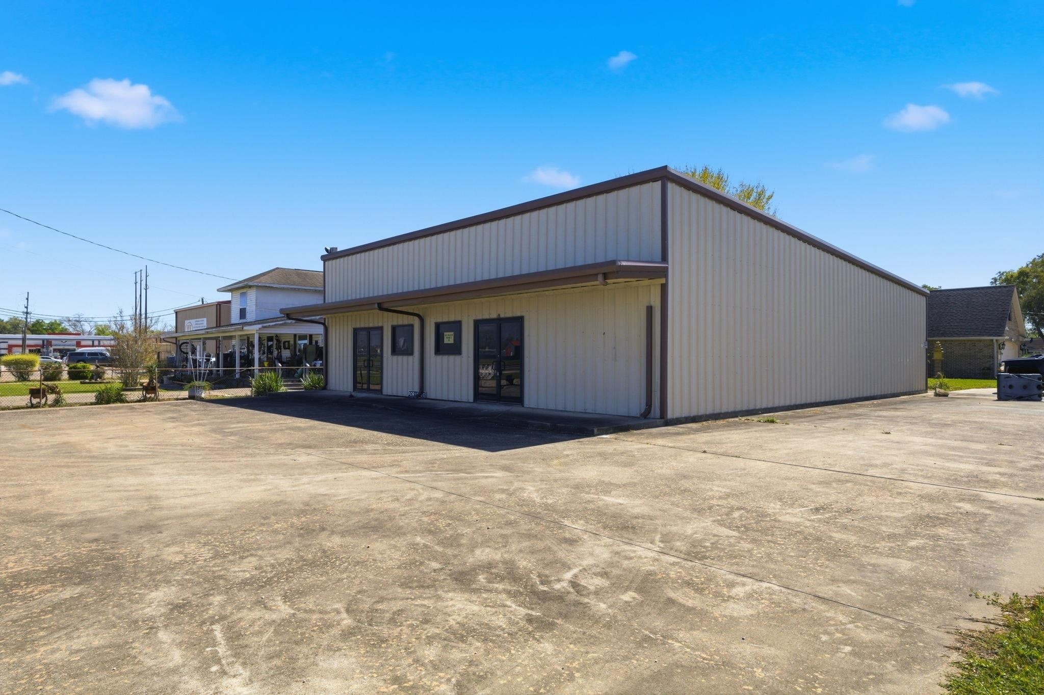 3419 Twin City North Hwy — photo