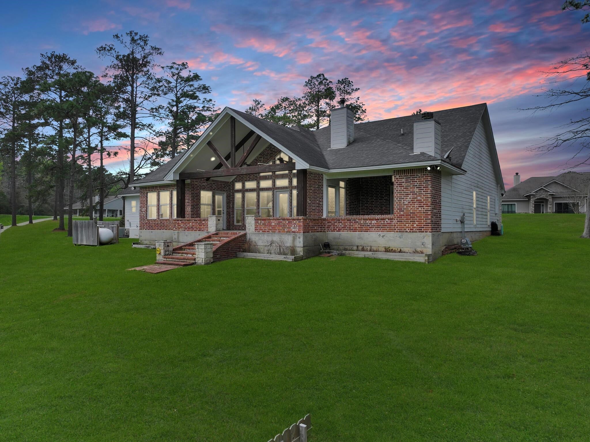 590 Victoria Dr — photo