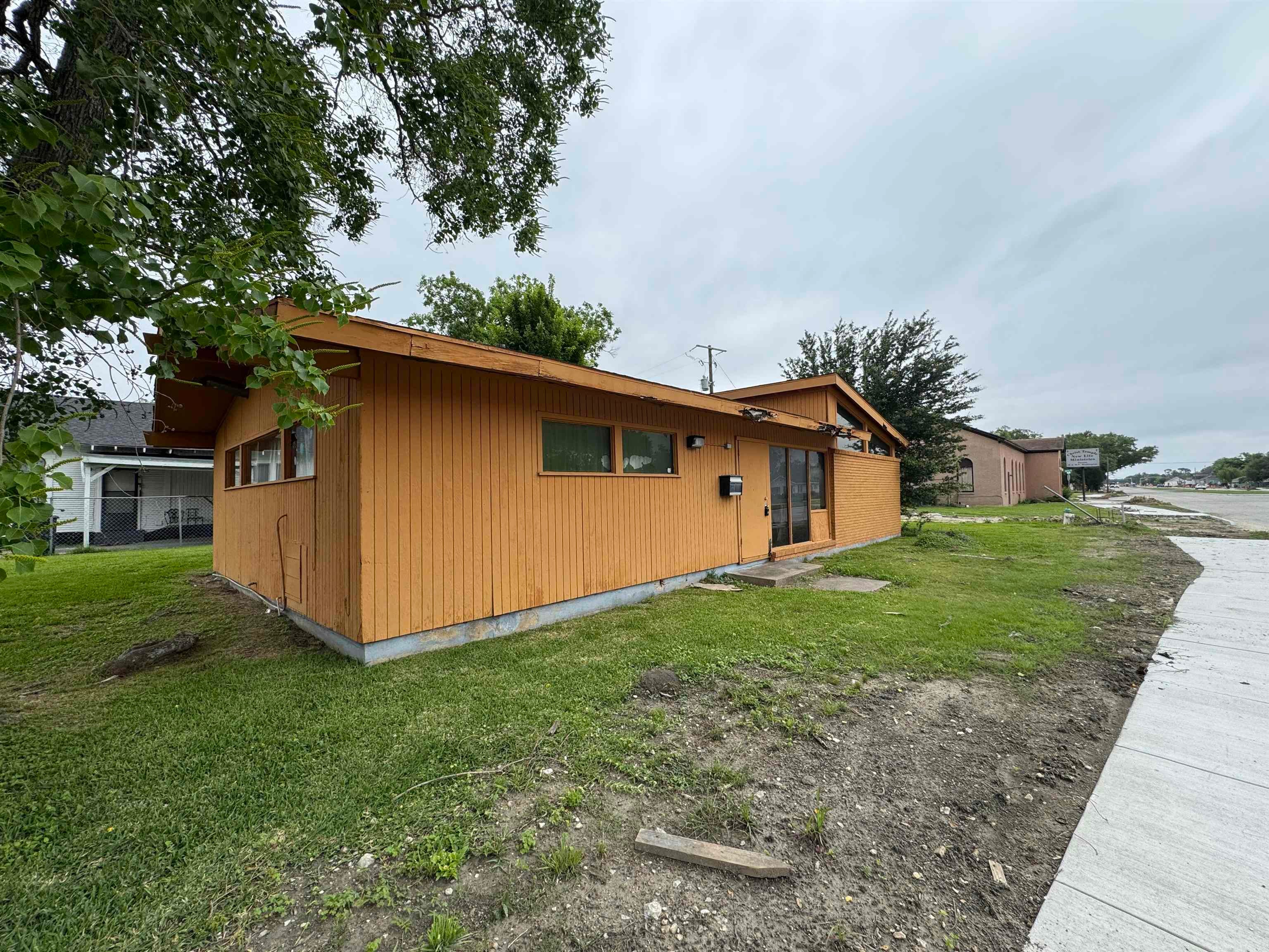 1048 Woodworth Blvd — photo
