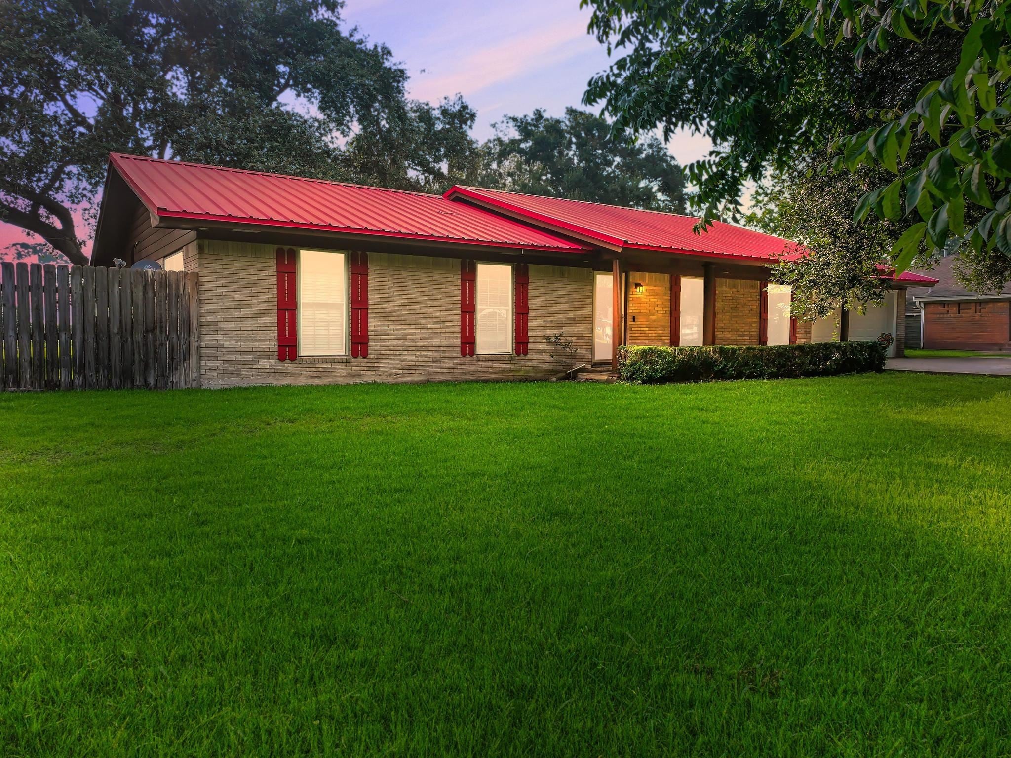 10922 Glen Oaks — photo