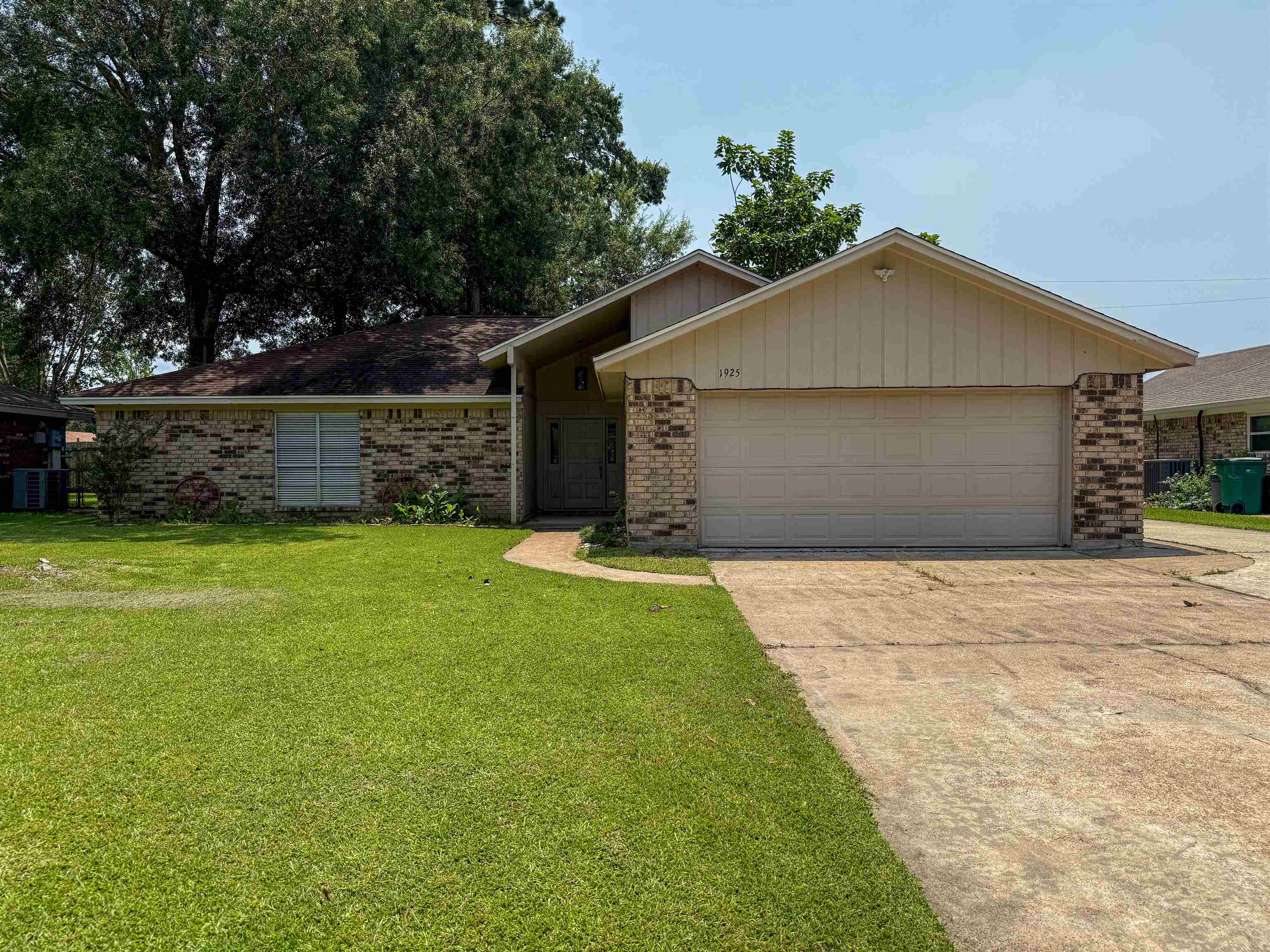 1925 Silver Oaks Dr — photo
