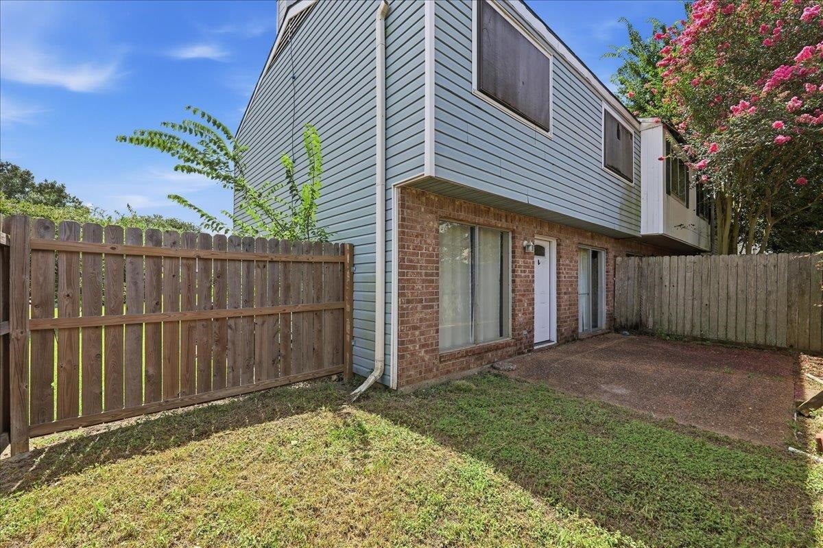 5910 Fairmeadow — photo