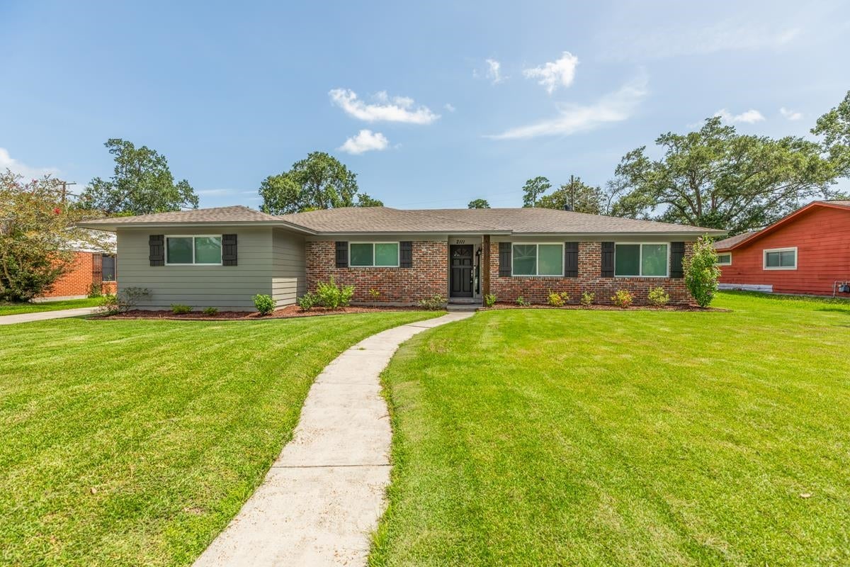 2111 Live Oak — photo