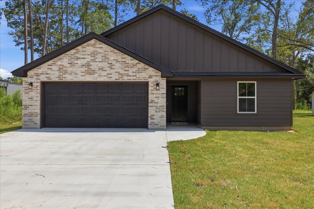 8810 Dogwood — photo
