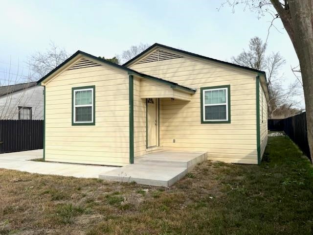 635 Goliad St — photo